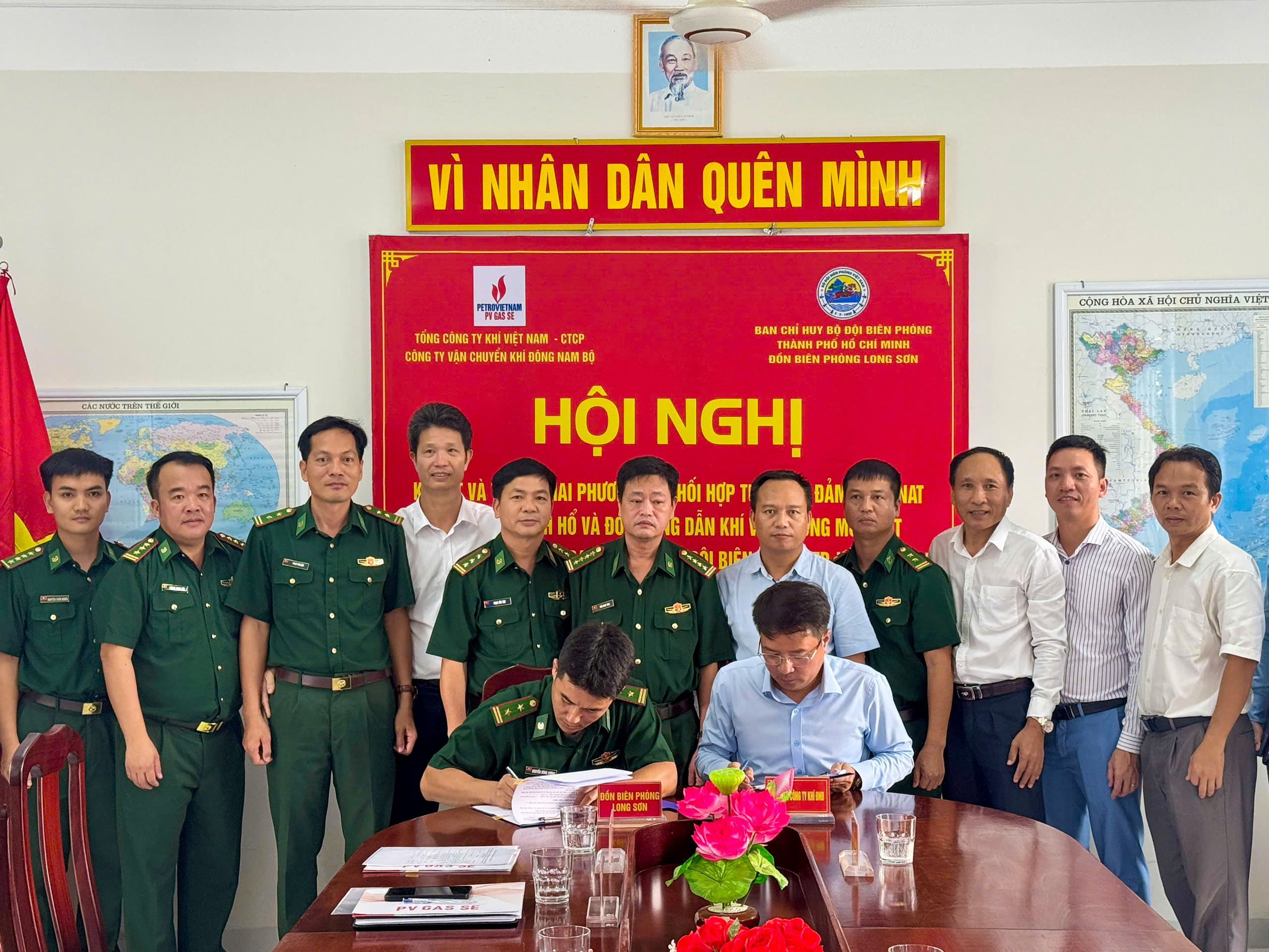 Đại diện Đồn Biên phòng Long Sơn và Công ty Vận chuyển Khí Đông Nam Bộ ký kết và triển khai phương án phối hợp tuần tra bảo đảm an ninh, an toàn hành lang tuyến ống dẫn khí vượt sông Mỏ Nhát.