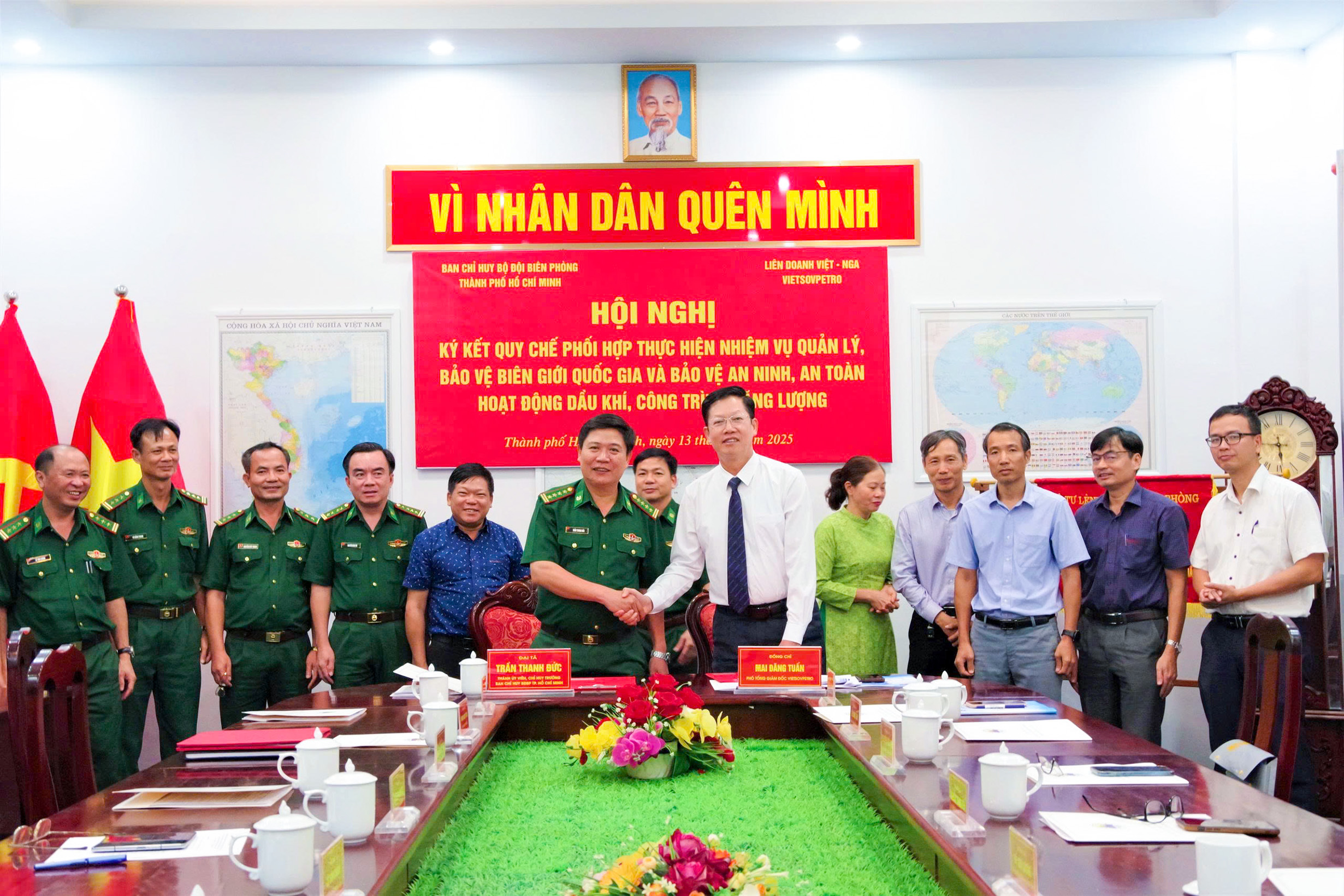 Đại diện Ban Chỉ huy Bộ đội biên phòng TP.HCM và Liên doanh Việt - Nga Vietsovpetro ký kết quy chế phối hợp bảo vệ an ninh, an toàn công trình dầu khí, công trình năng lượng và bảo vệ chủ quyền vùng biển.