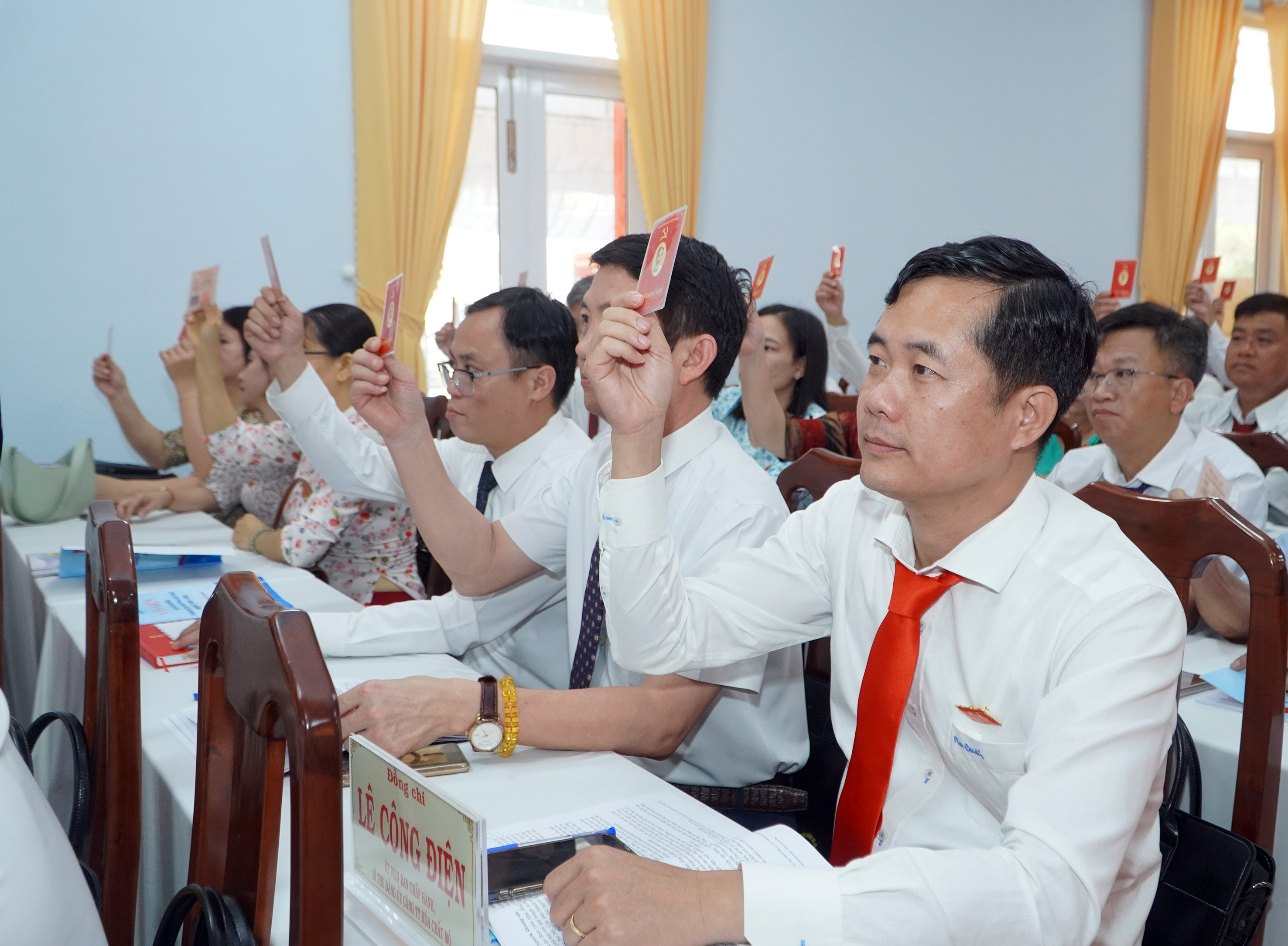Các đại biểu biểu quyết thông qua chương trình, nội quy Đại hội.