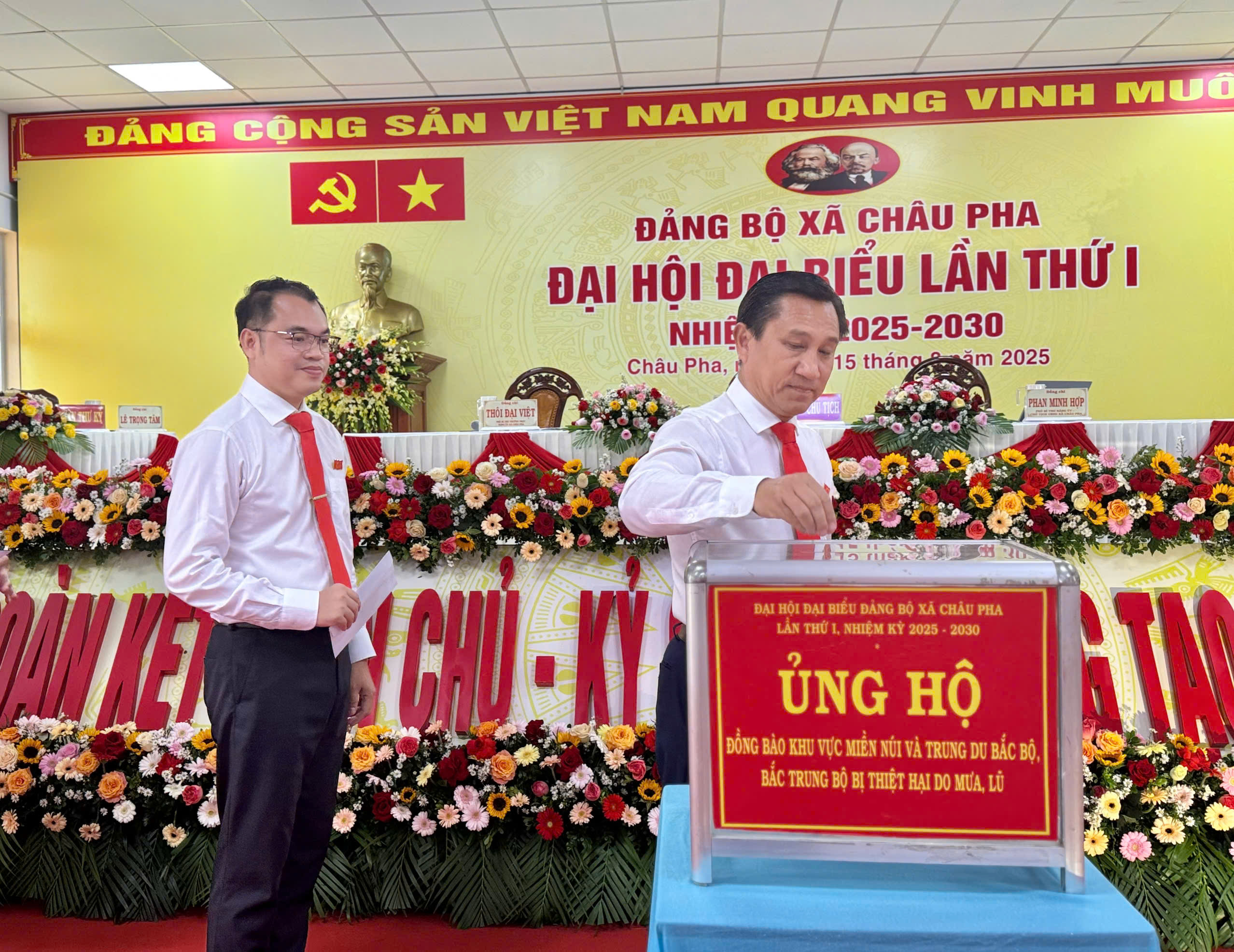 Các đại biểu tham dự Đại hội ủng hộ đồng bào bị ảnh hưởng bởi thiên tai trong khuôn khổ phiên Đại hội trù bị.
