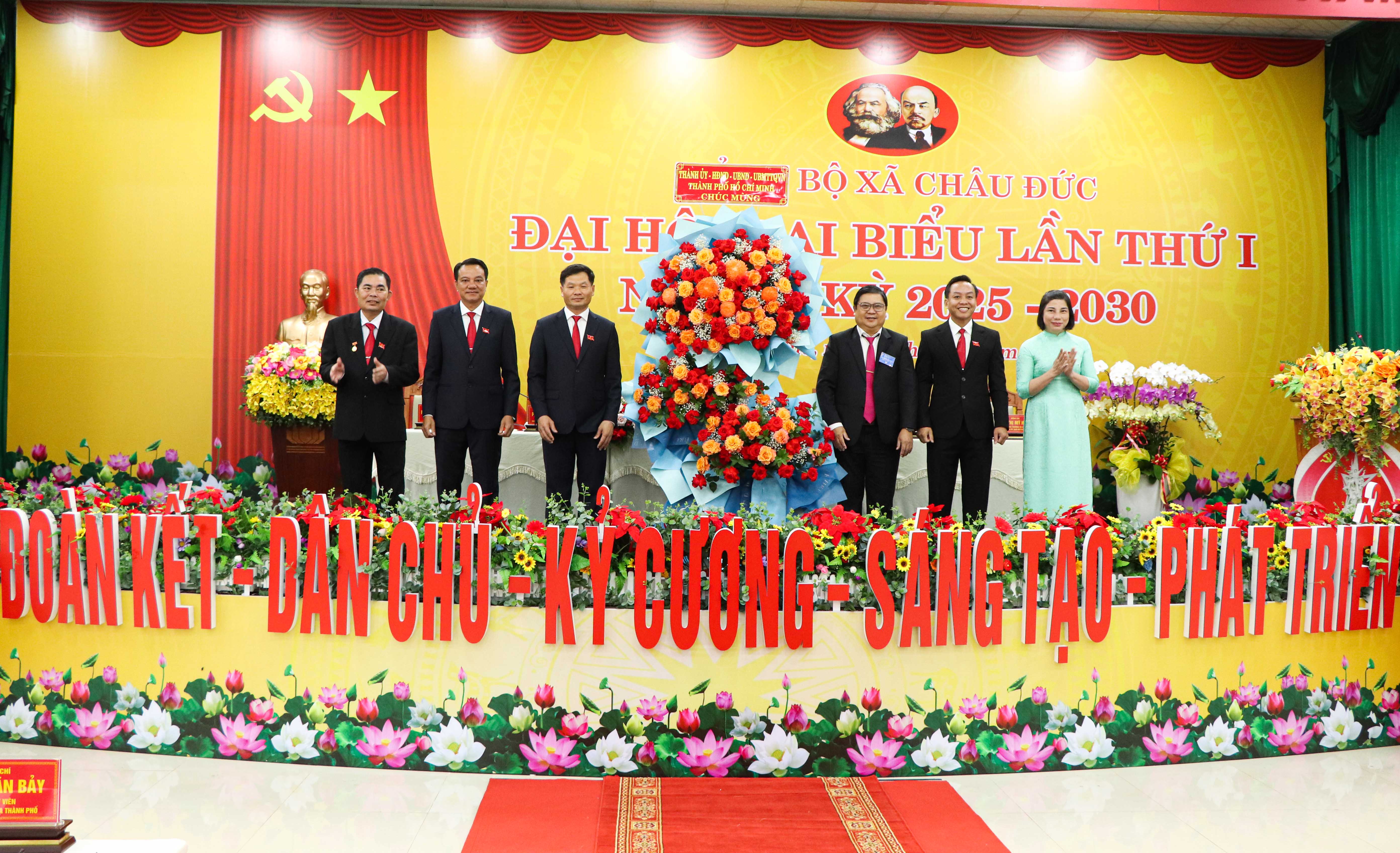 Đồng chí Nguyễn Chí Trung (thứ ba từ phải vào), Phó Chủ nhiệm Thường trực Ủy ban Kiểm tra Thành ủy tặng hoa của Thành ủy TPHCM chúc mừng Đại hội Đảng bộ xã Châu Đức