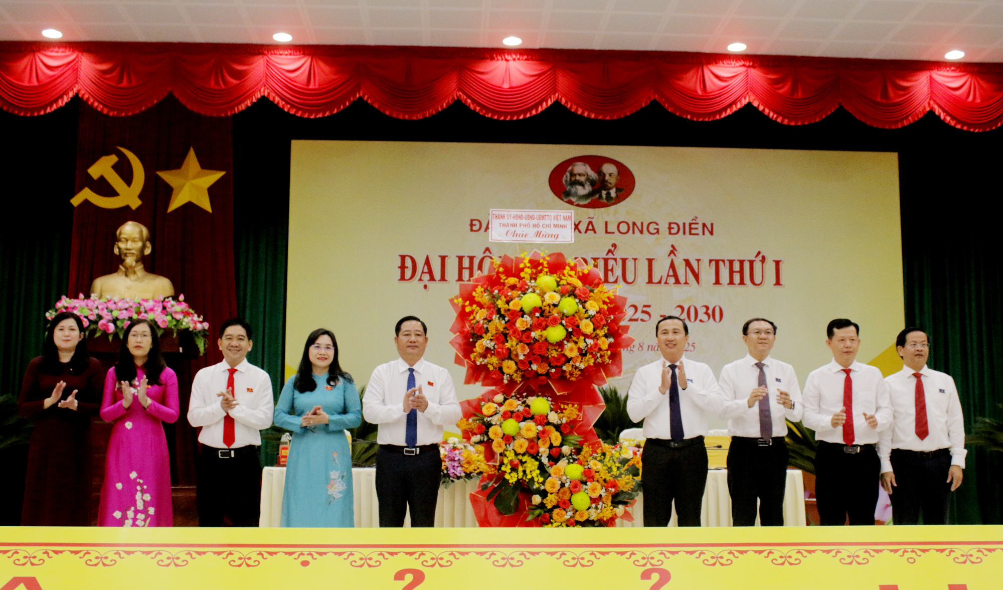Đại diện lãnh đạo TPHCM tặng hoa của Thành ủy TPHCM chúc mừng Đại hội Đại biểu xã Long Điền.