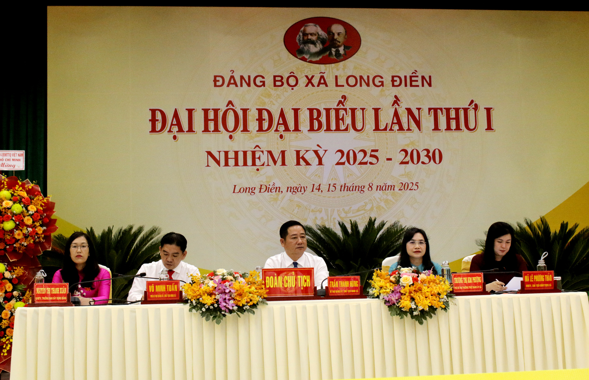 Đoàn Chủ tịch điều hành Đại hội.