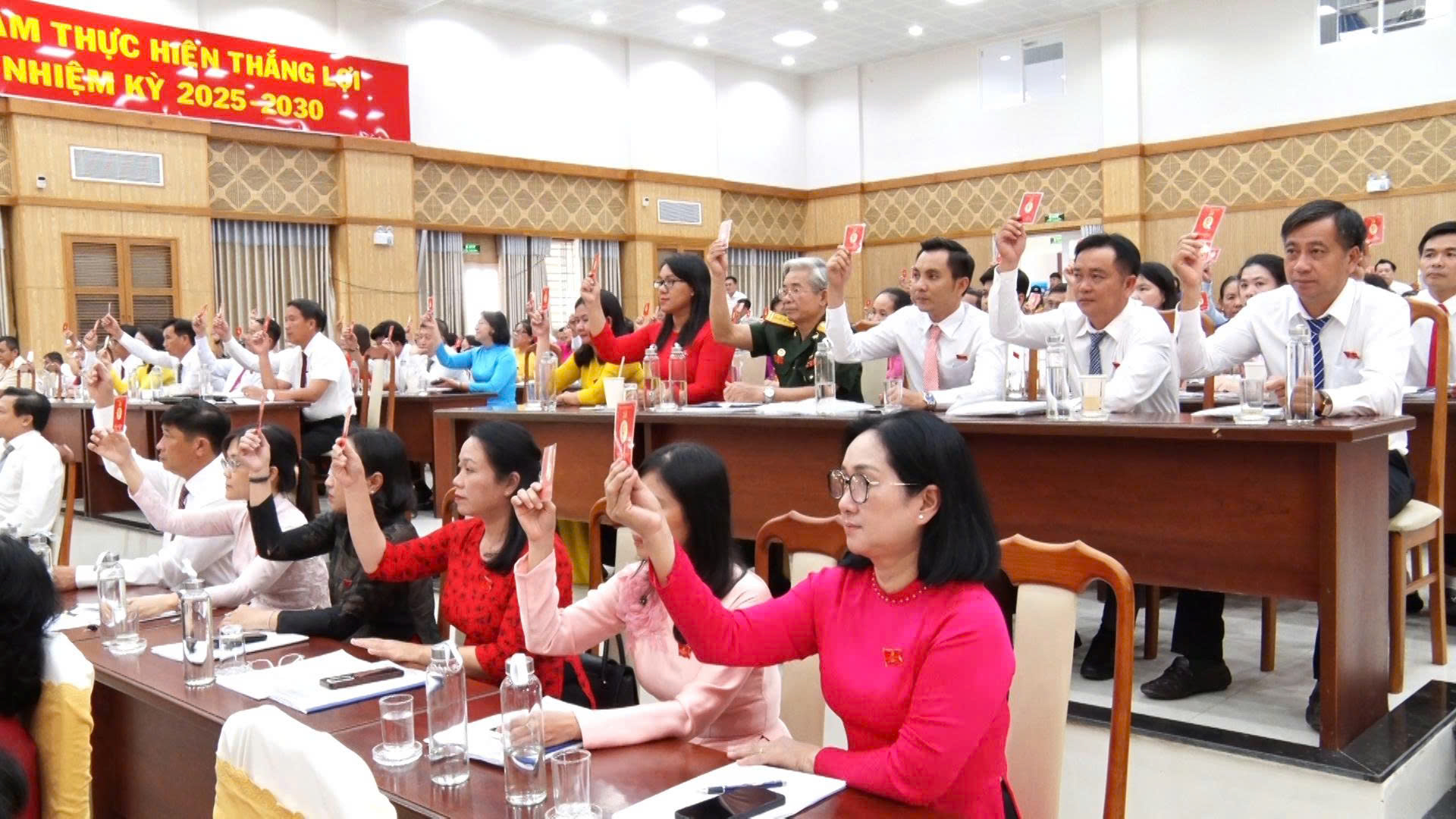 Các đại biểu biểu quyết thông qua Nghị quyết Đại hội.