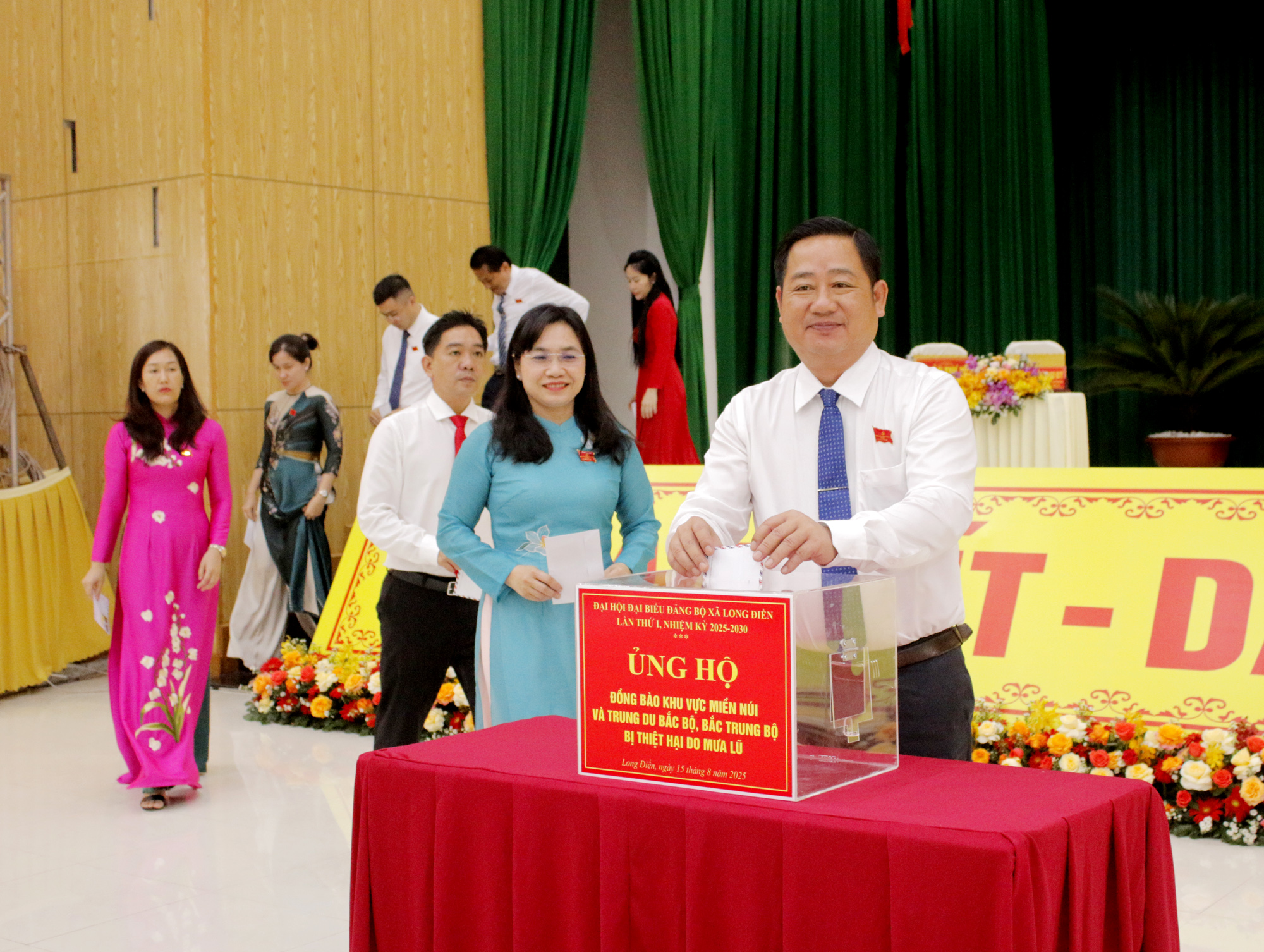 Các đại biểu ủng hộ hỗ trợ đồng bào thuộc khu vực miền núi và trung du Bắc Bộ, Bắc Trung Bộ khắc phục hậu quả do lũ quét, sạt lở đất, ngập lụt.