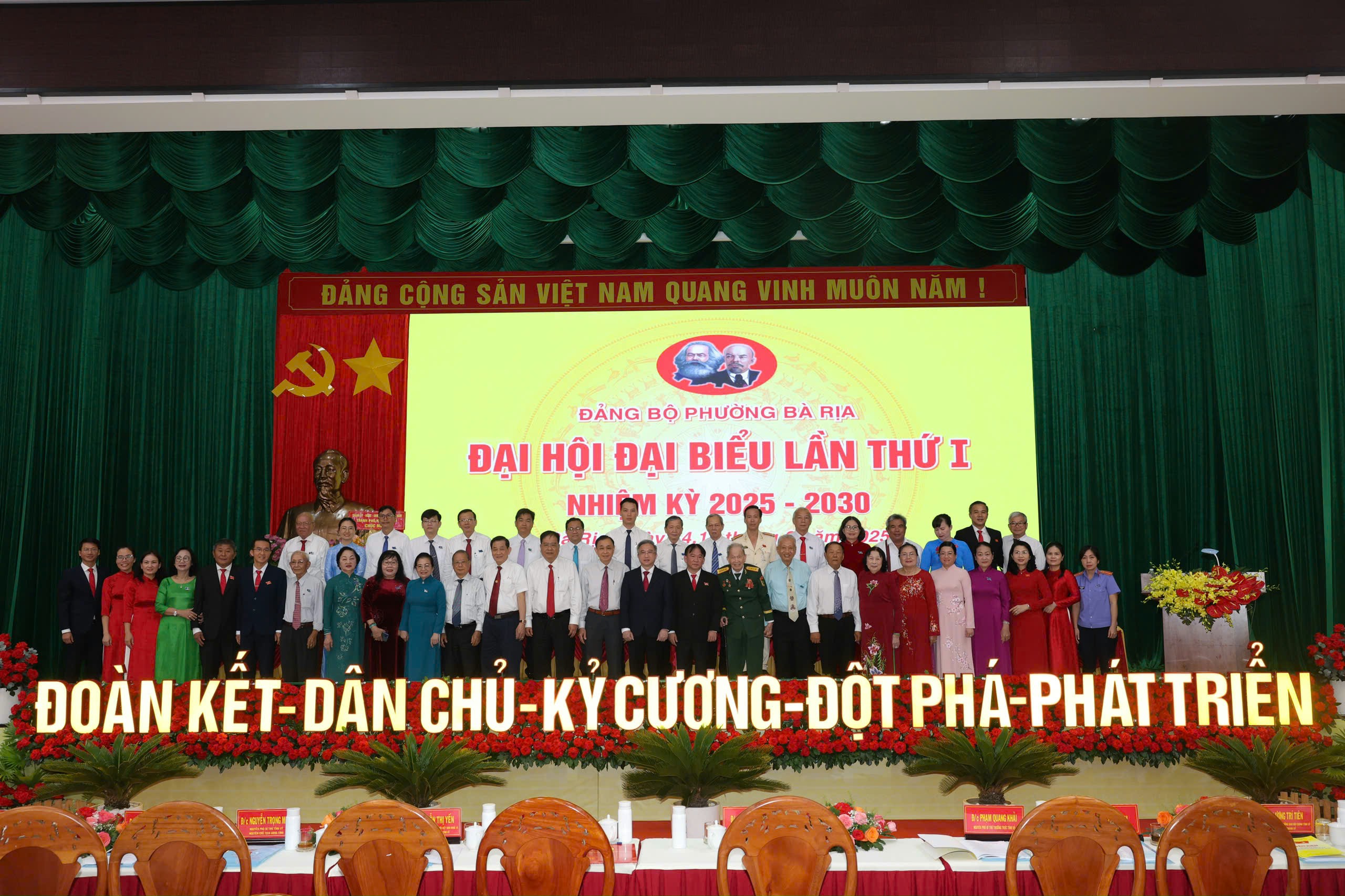 Đại biểu chụp hình lưu niệm tại Đại hội.