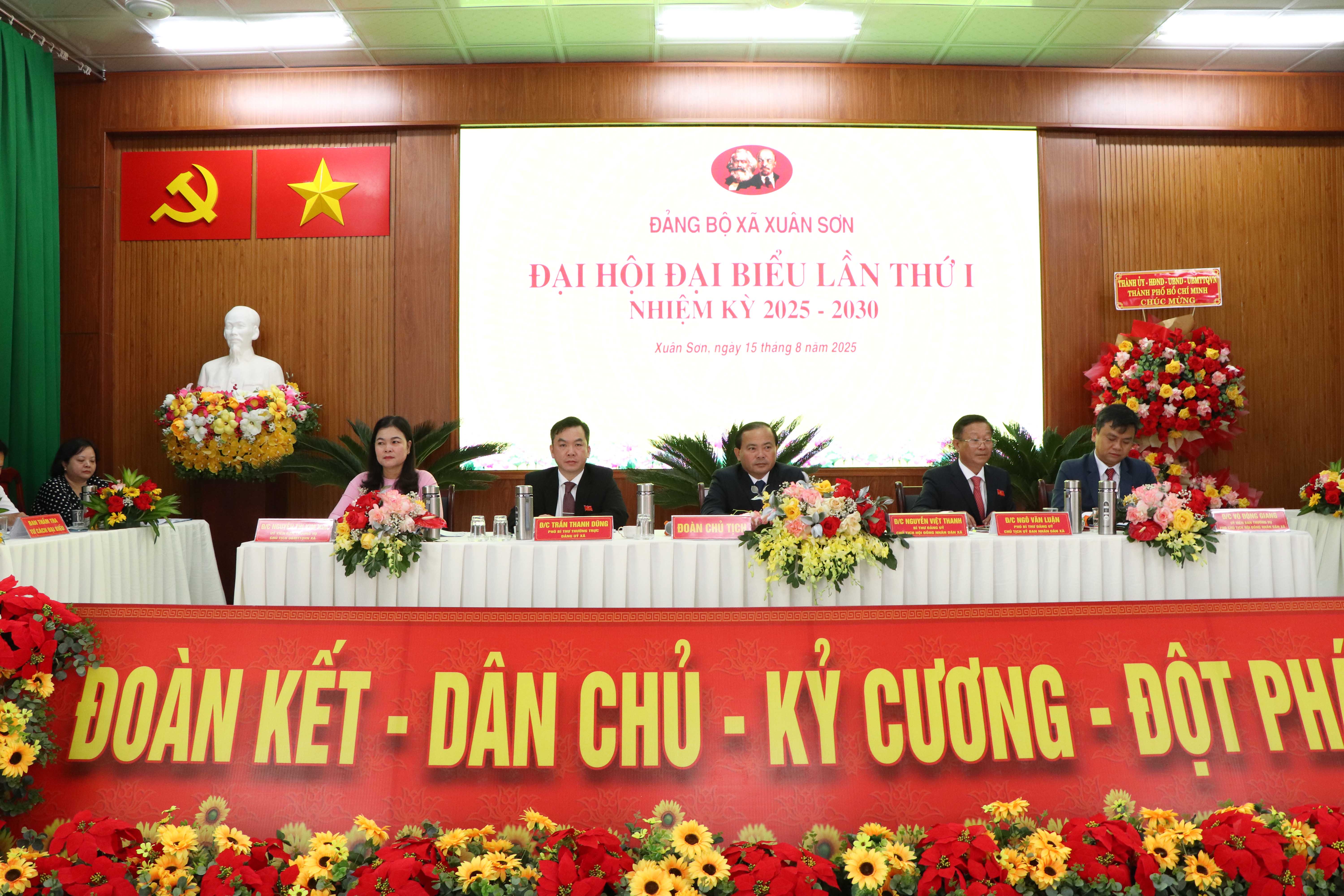 Đoàn Chủ tịch đại hội.