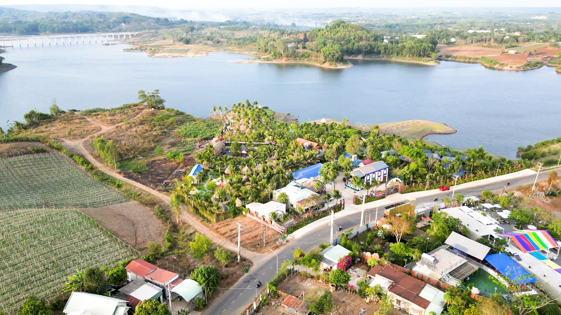 Với hệ thống sông suối bao quanh, đồi núi thấp, Xuân Sơn có nhiều lợi thế phát triển nông nghiệp gắn với du lịch sinh thái.