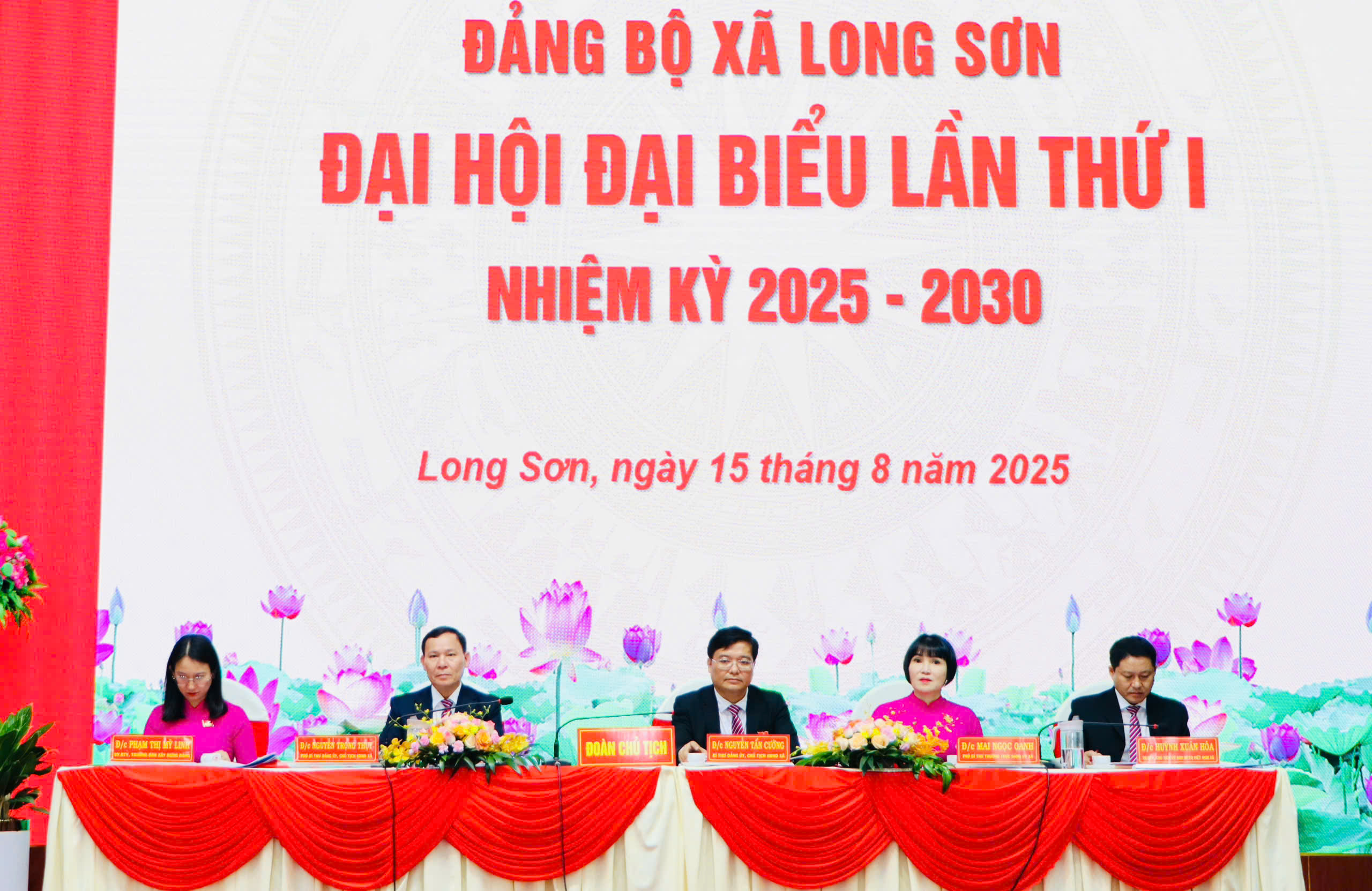Đoàn Chủ tịch Đại hội Đảng bộ xã Long Sơn.