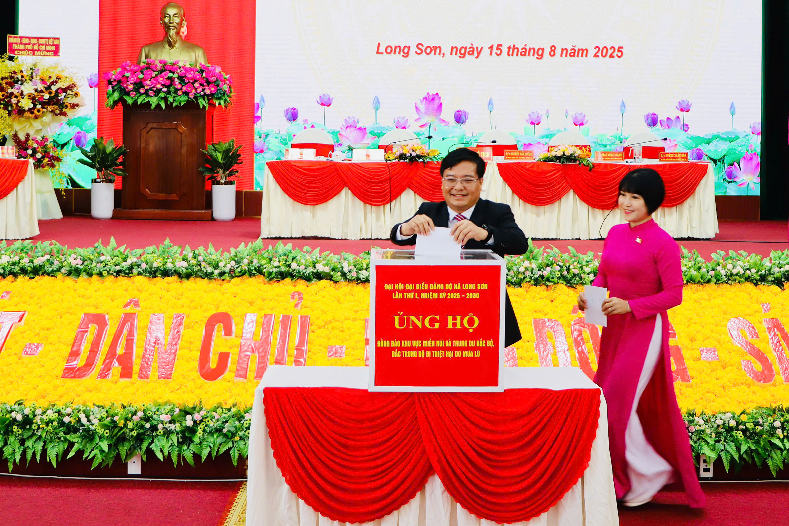 Các đại biểu đóng góp ủng hộ đồng bào bị ảnh hưởng bởi thiên tai.