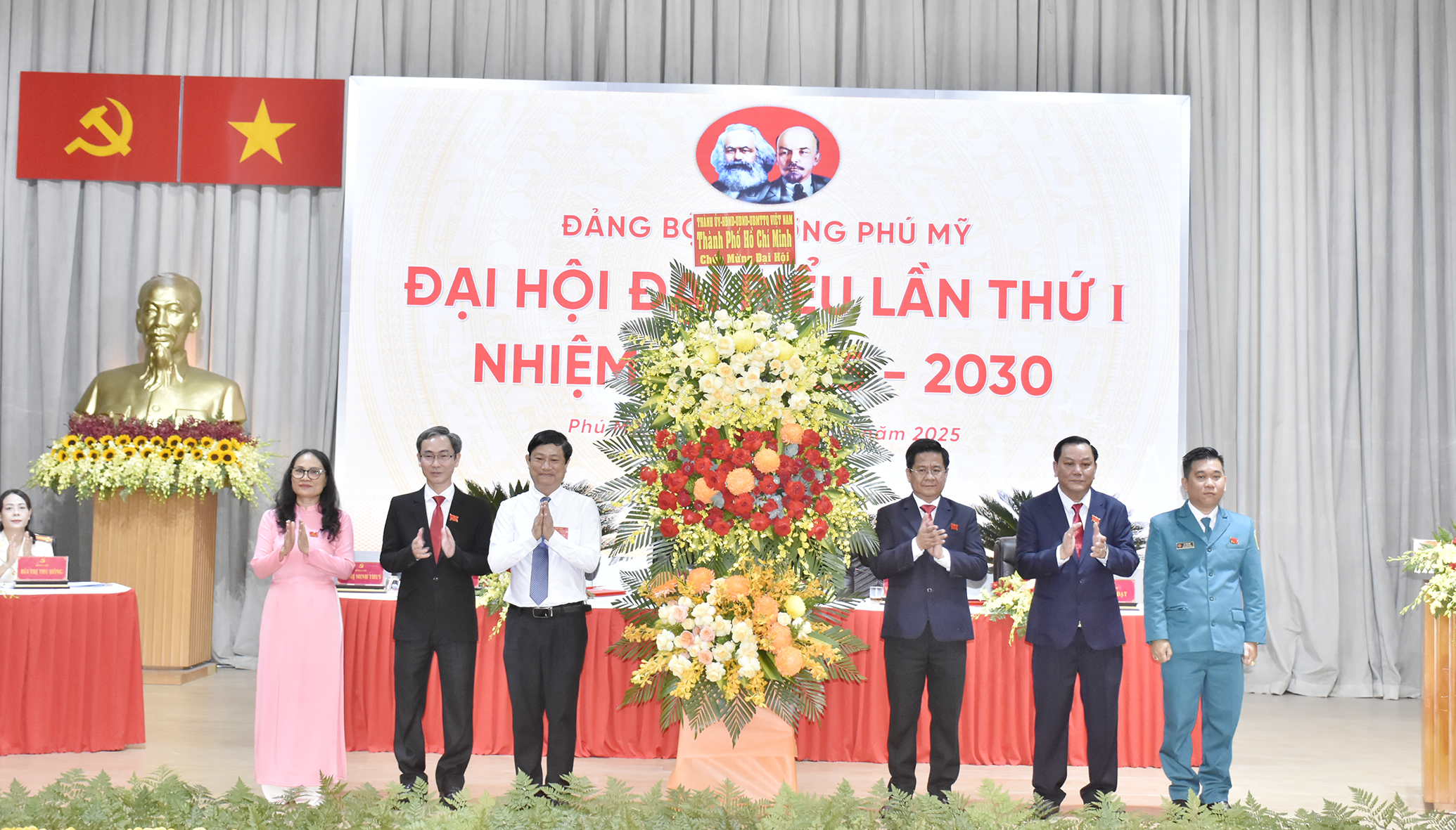 Đồng chí Võ Văn Minh, Phó Bí thư Thành uỷ, Chủ tịch HĐND TP.Hồ Chí Minh tặng hoa chúc mừng Đại hội.