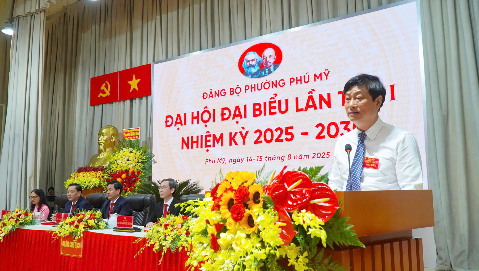 Đồng chí Võ Văn Minh, Phó Bí thư Thành uỷ, Chủ tịch HĐND TP.Hồ Chí Minh phát biểu chỉ đạo tại Đại hội.
