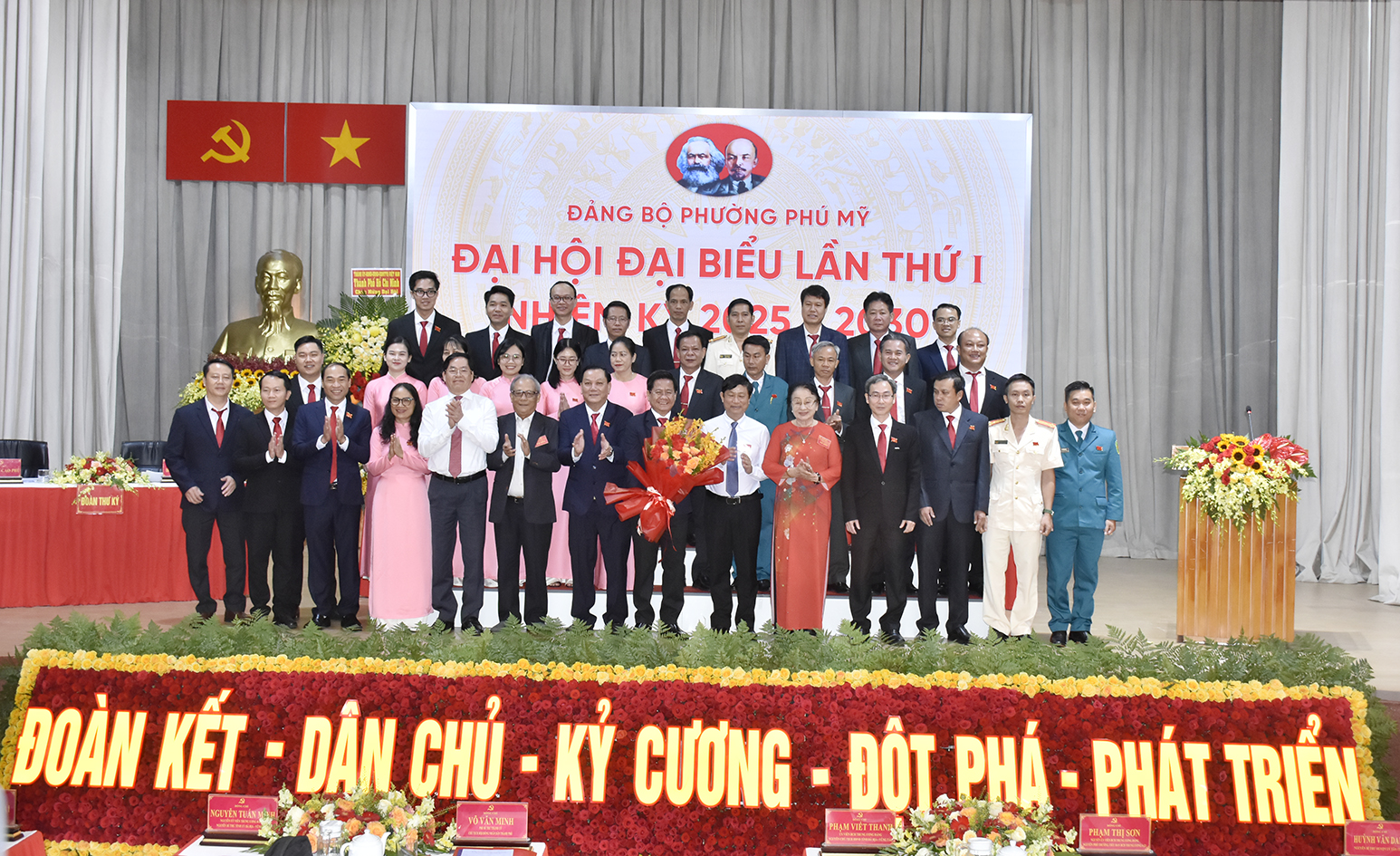 Ban Chấp hành Đảng bộ phường Phú Mỹ nhiệm kỳ 2025-2030 chụp ảnh lưu niệm cùng lãnh đạo TPHCM và đại biểu khách mời.
