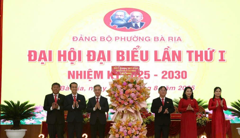 Ông Đặng Minh Thông, Ủy viên Ban Thường vụ Thành ủy, Phó Bí thư Thành ủy TPHCM tặng lẵng hoa của Tỉnh ủy, HĐND, UBND, UBMTTQ VN TPHCM chúc mừng Đại hội.
