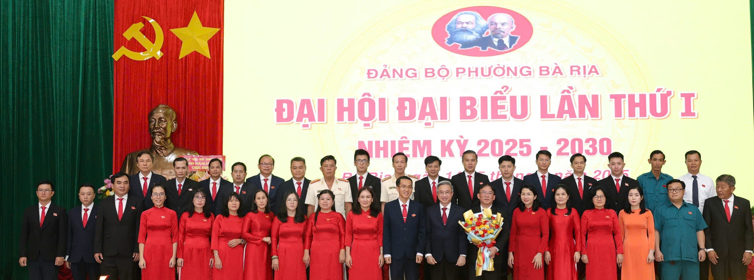 Ông Đặng Minh Thông thay mặt Tổ công tác số 5 tặng hoa chúc mừng Ban Chấp hành Đảng bộ phường Bà Rịa.