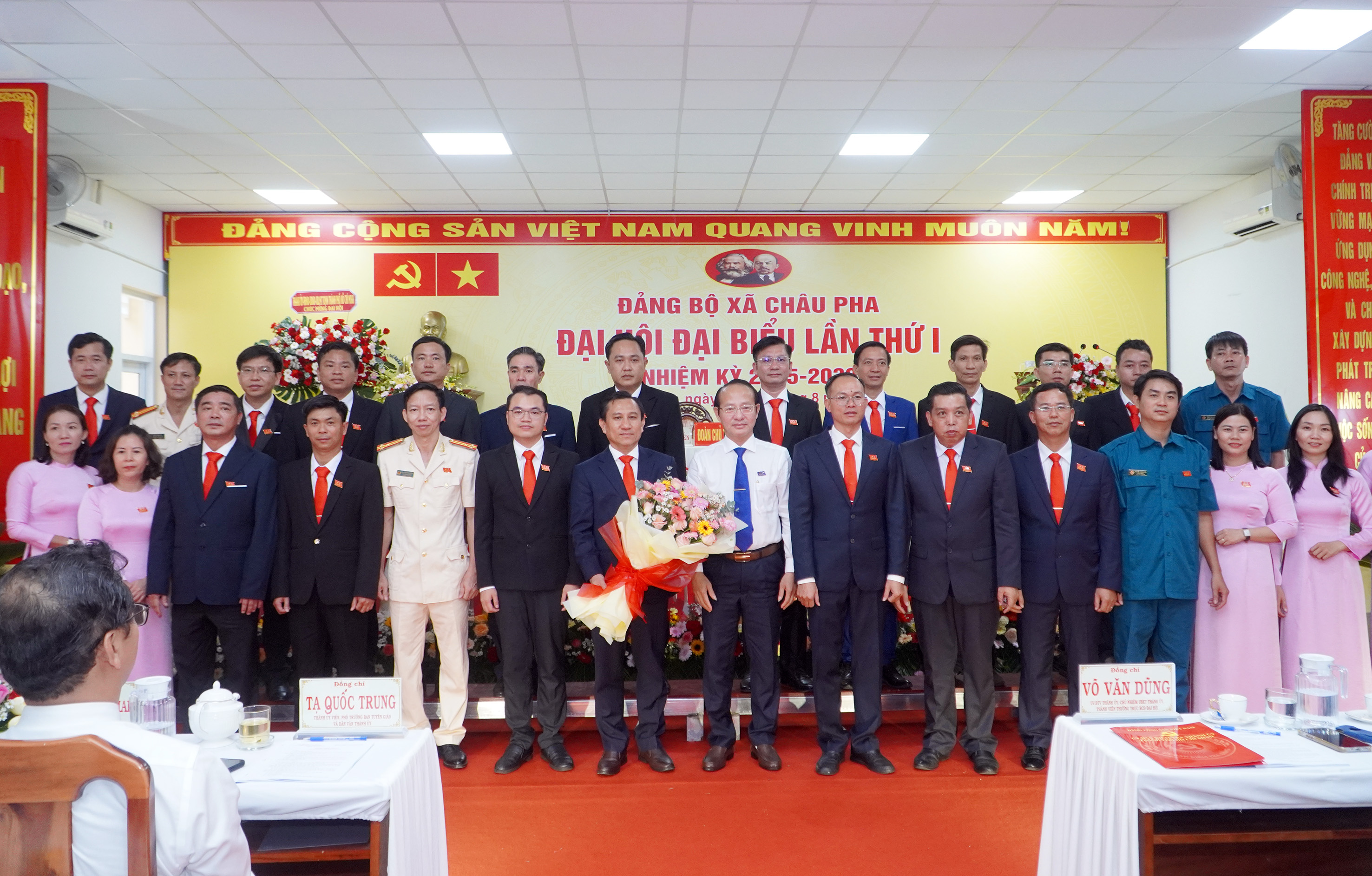 Đồng chí Võ Văn Dũng, Chủ nhiệm Ủy ban kiểm tra Thành ủy tặng hoa chúc mừng Ban Chấp hành Đảng ủy xã Châu Pha nhiệm kỳ 2025-2030.
