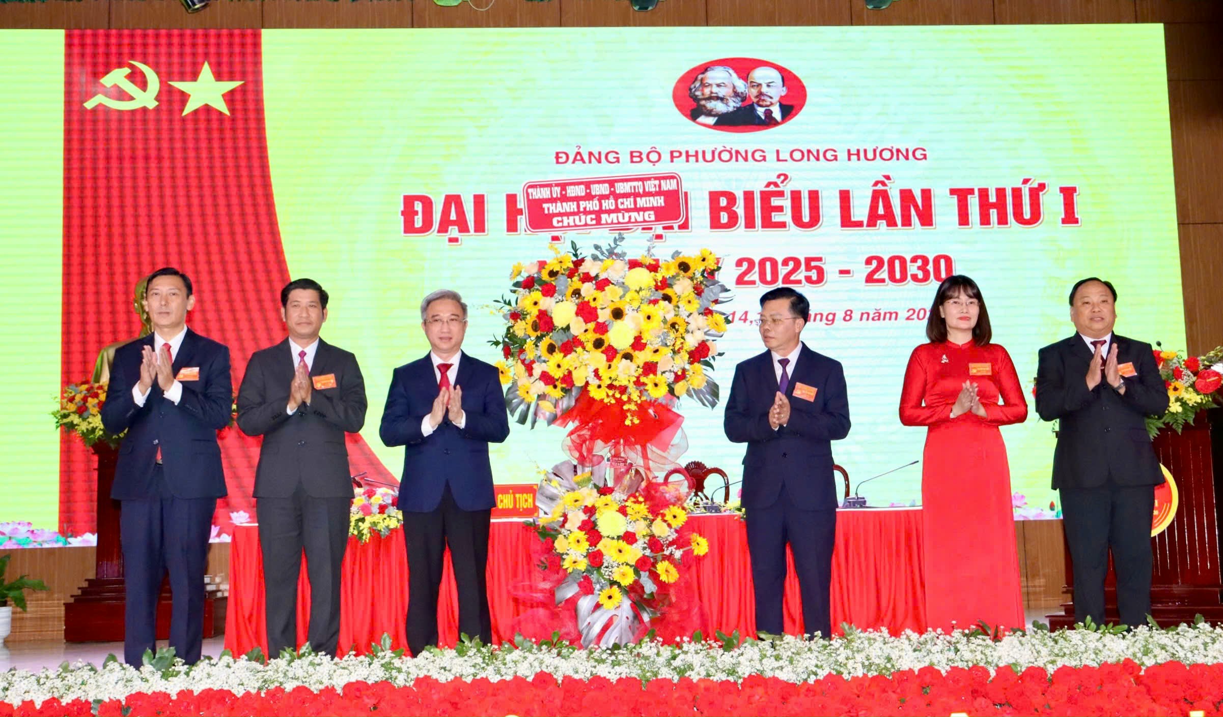 Đồng chí Đặng Minh Thông, Phó Bí thư Thành ủy TPHCM tặng hoa chúc mừng Đại hội.