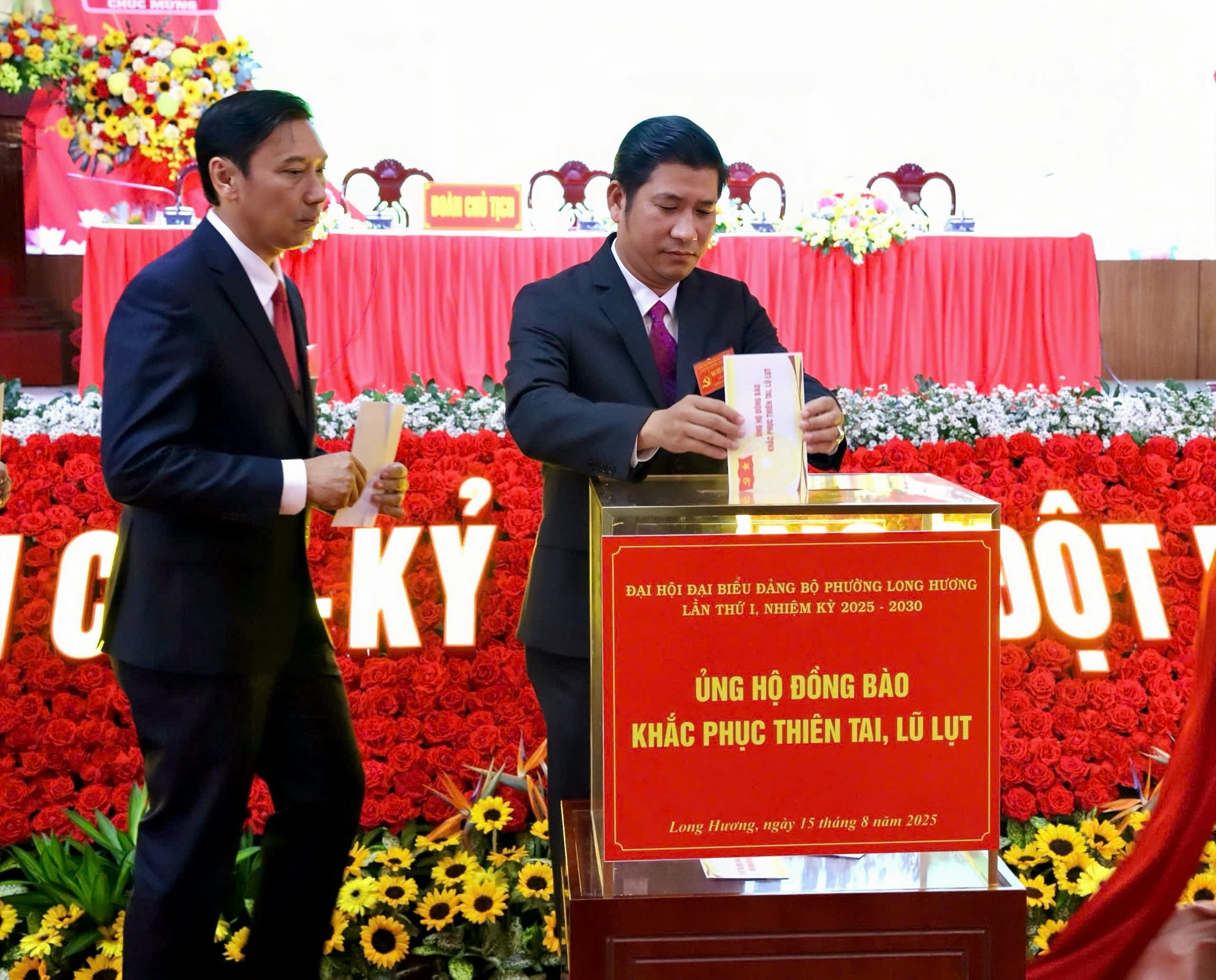 Đại biểu quyên góp ủng hộ đồng bào bị thiên tai.