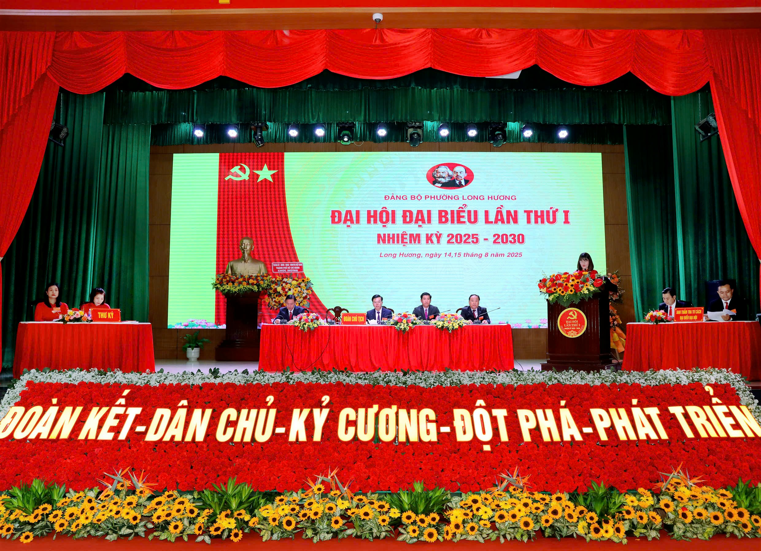 Đoàn Chủ tịch điều hành Đại hội.
