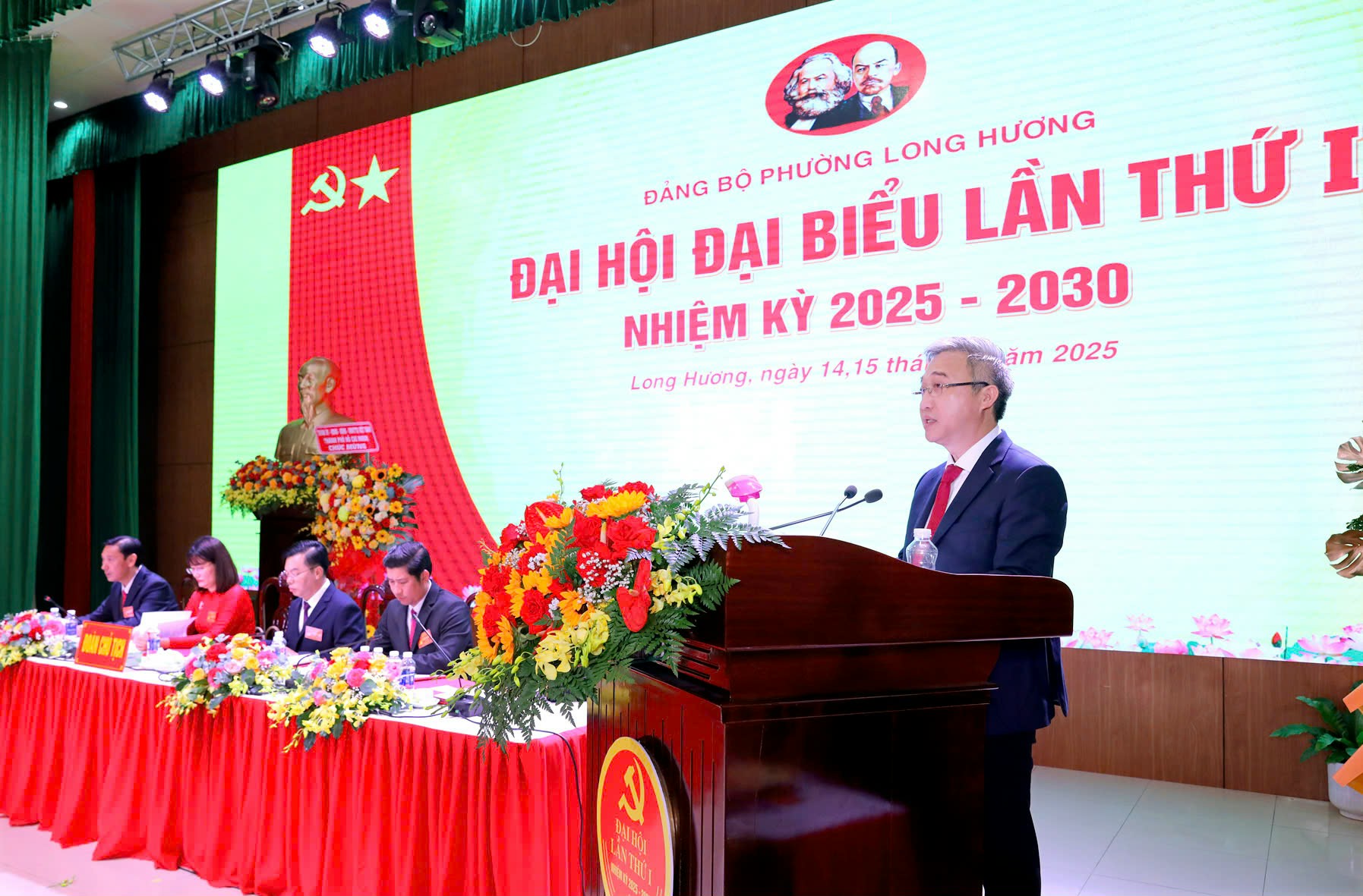 Đoàn Chủ tịch điều hành Đại hội.