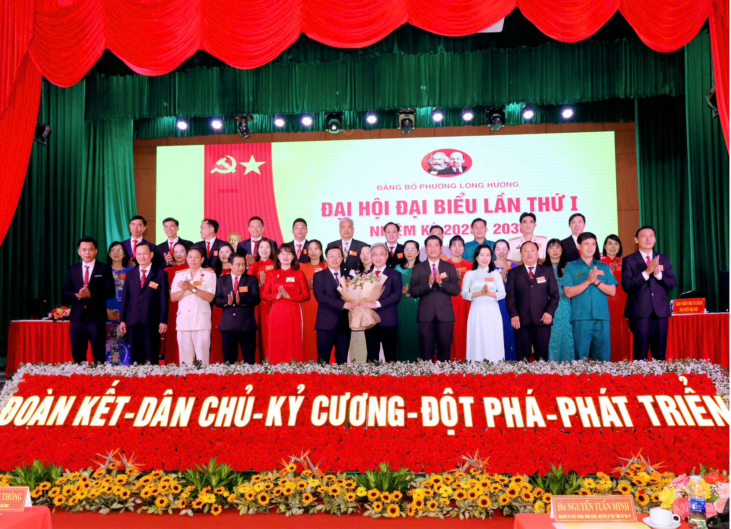 Đoàn Chủ tịch điều hành Đại hội.