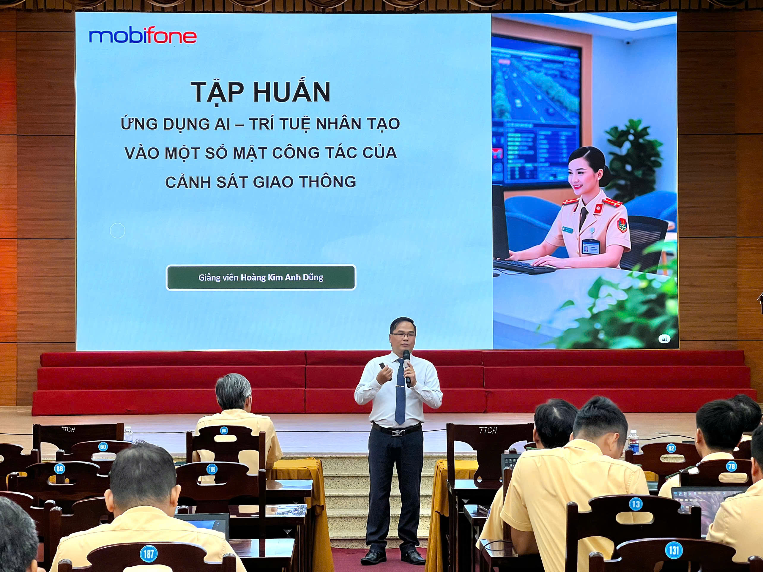 Báo cáo viên Công ty dịch vụ Mobifone phổ biến các chuyên đề cho CSGT. 