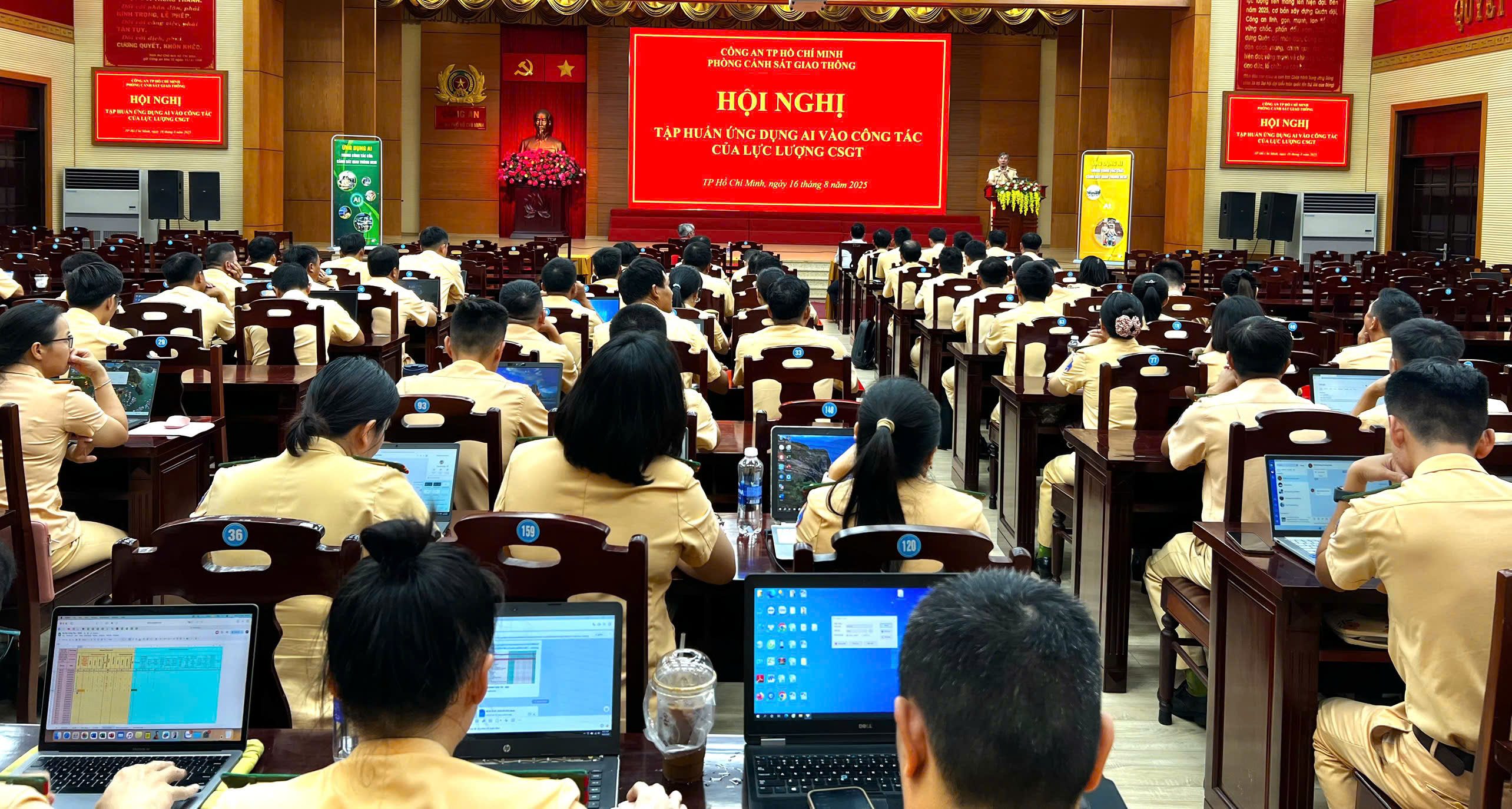 Cán bộ CSGT tham gia tập huấn. 