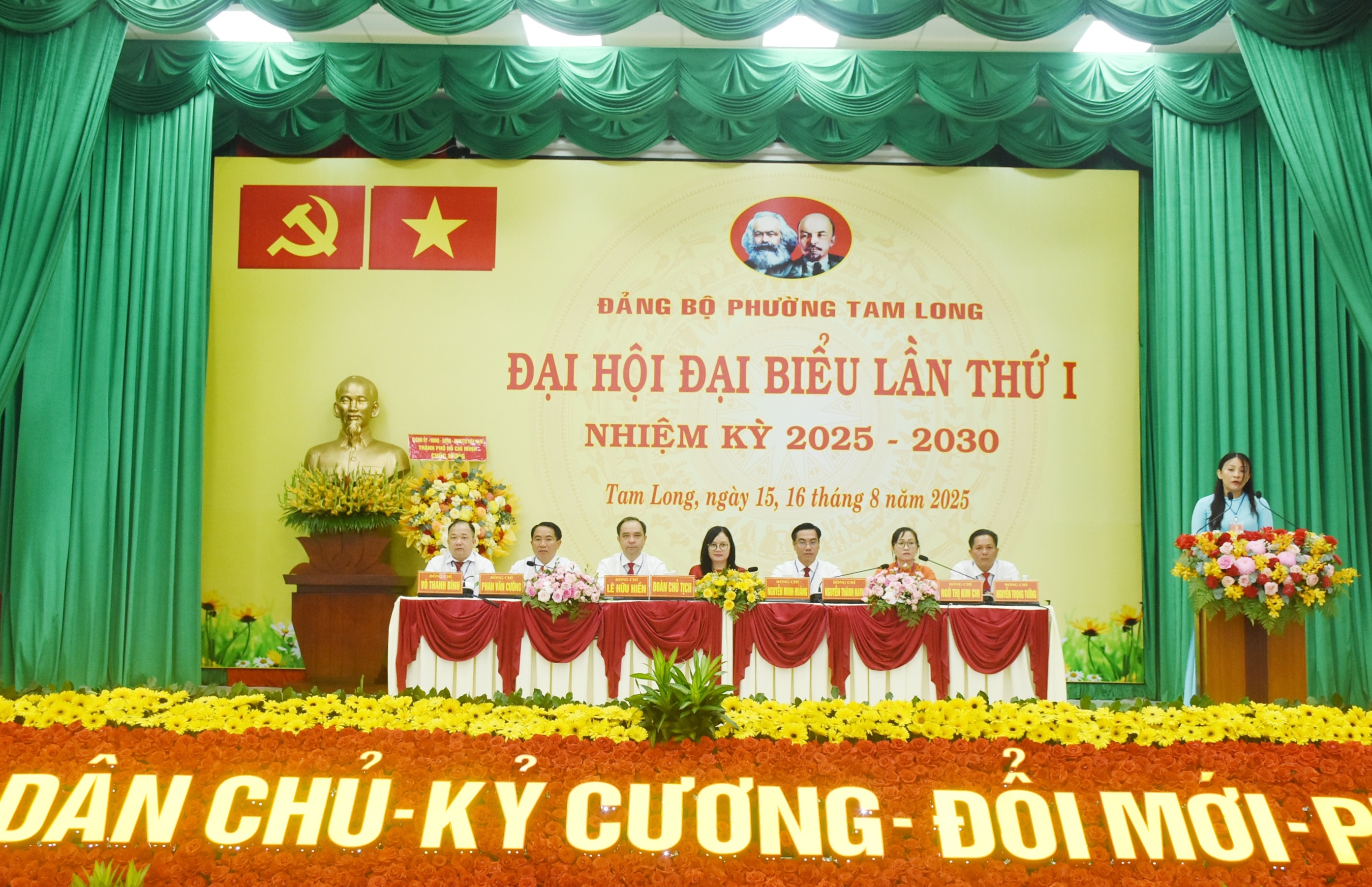Đoàn Chủ tịch điều hành Đại hội.