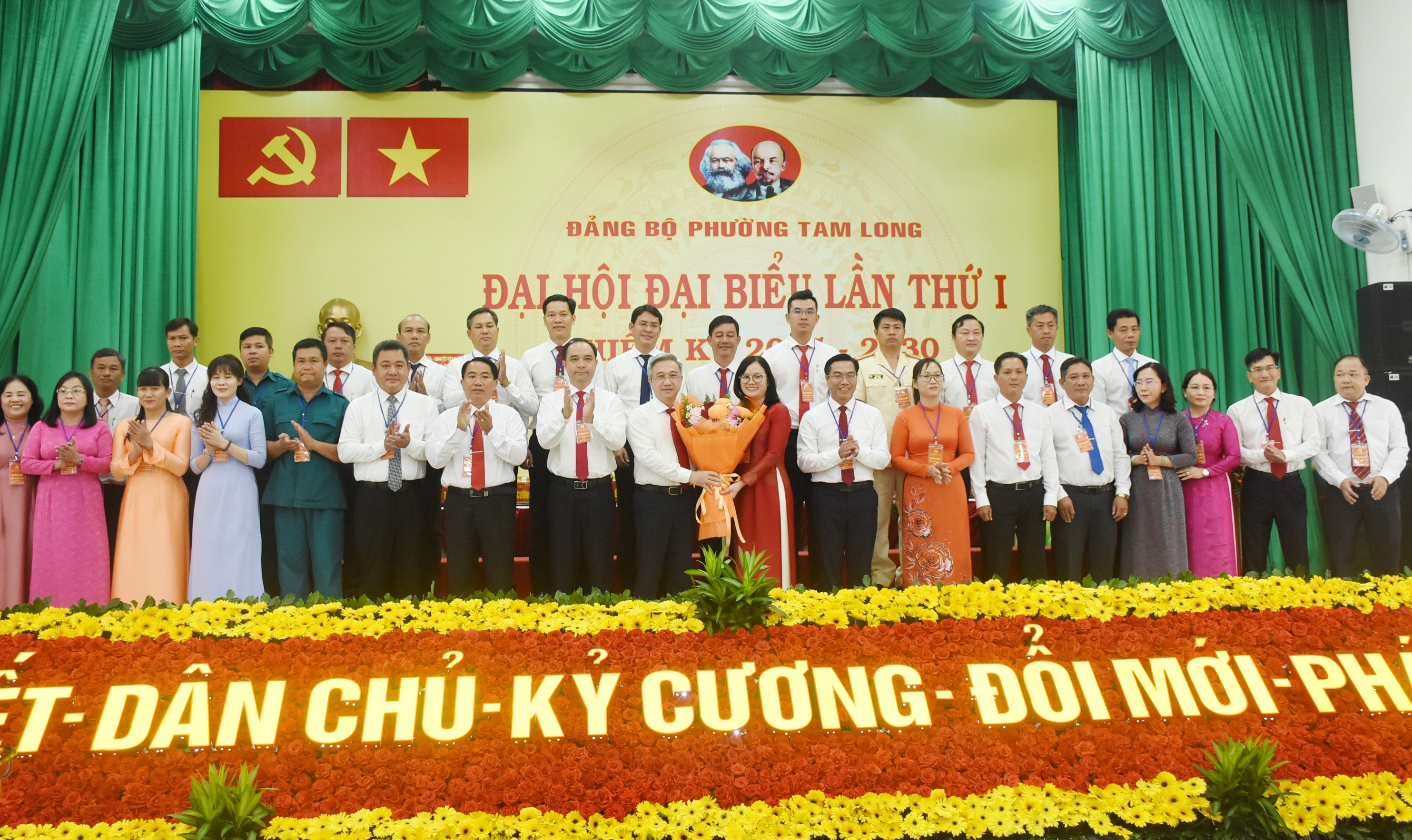 Phó Bí thư Thành ủy TPHCM Đặng Minh Thông tặng hoa chúc mừng Ban Chấp hành Đảng bộ phường Tam Long nhiệm kỳ 2025-2030.