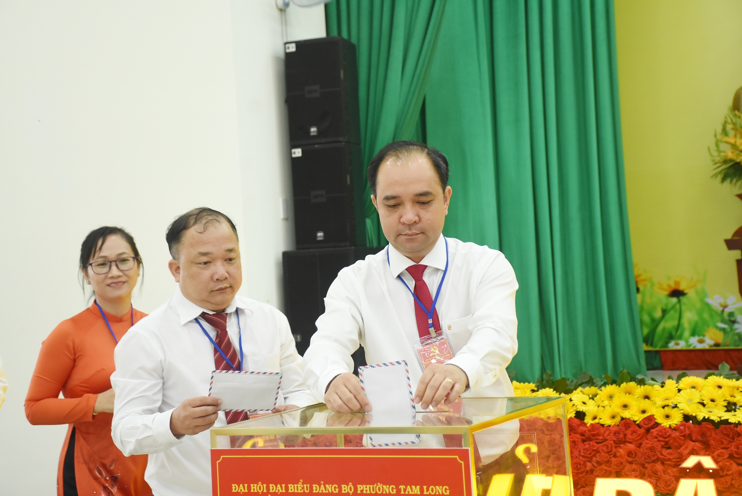 Đại biểu đóng góp ủng hộ đồng bào bị bão lũ, thiên tai.