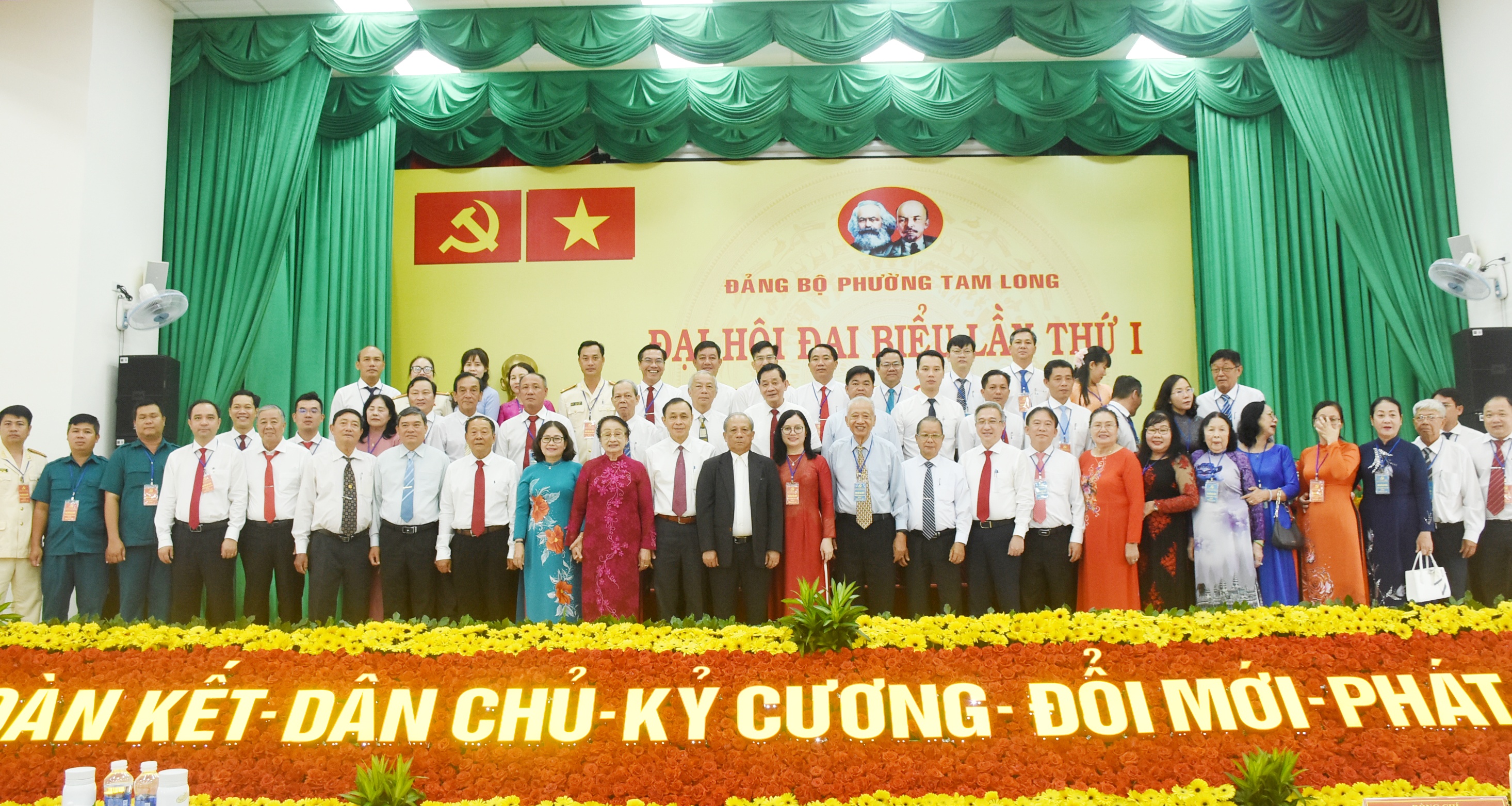 Đại biểu chụp hình lưu niệm tại Đại hội.