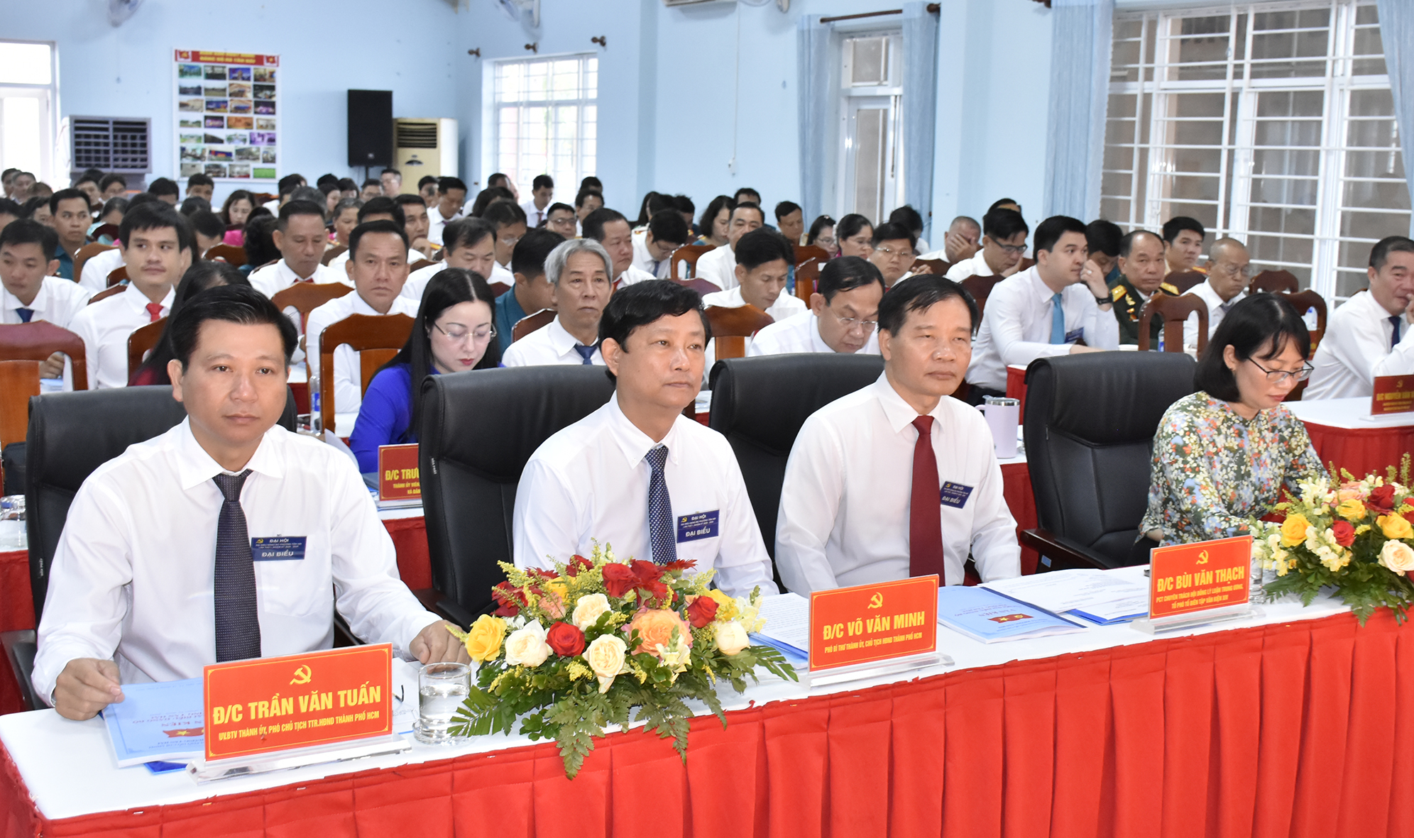 Từ trái qua: ông Trần Văn Tuấn, Ủy viên Ban Thường vụ Thành ủy, Phó Chủ tịch HĐND TP.Hồ Chí Minh; Ông Võ Văn Minh, Phó Bí thư Thành ủy, Chủ tịch HĐND TP. Hồ Chí Minh; ông Bùi Văn Thạch, Phó Chủ tịch chuyên trách Hội đồng lý luận Trung ương, Tổ phó Tổ biên tập Văn kiện Đại hội lần thứ XIV của Đảng và bà Trần Thị Diệu Thúy, Thành ủy viên, Phó Chủ tịch UBND TP.Hồ Chí Minh.  