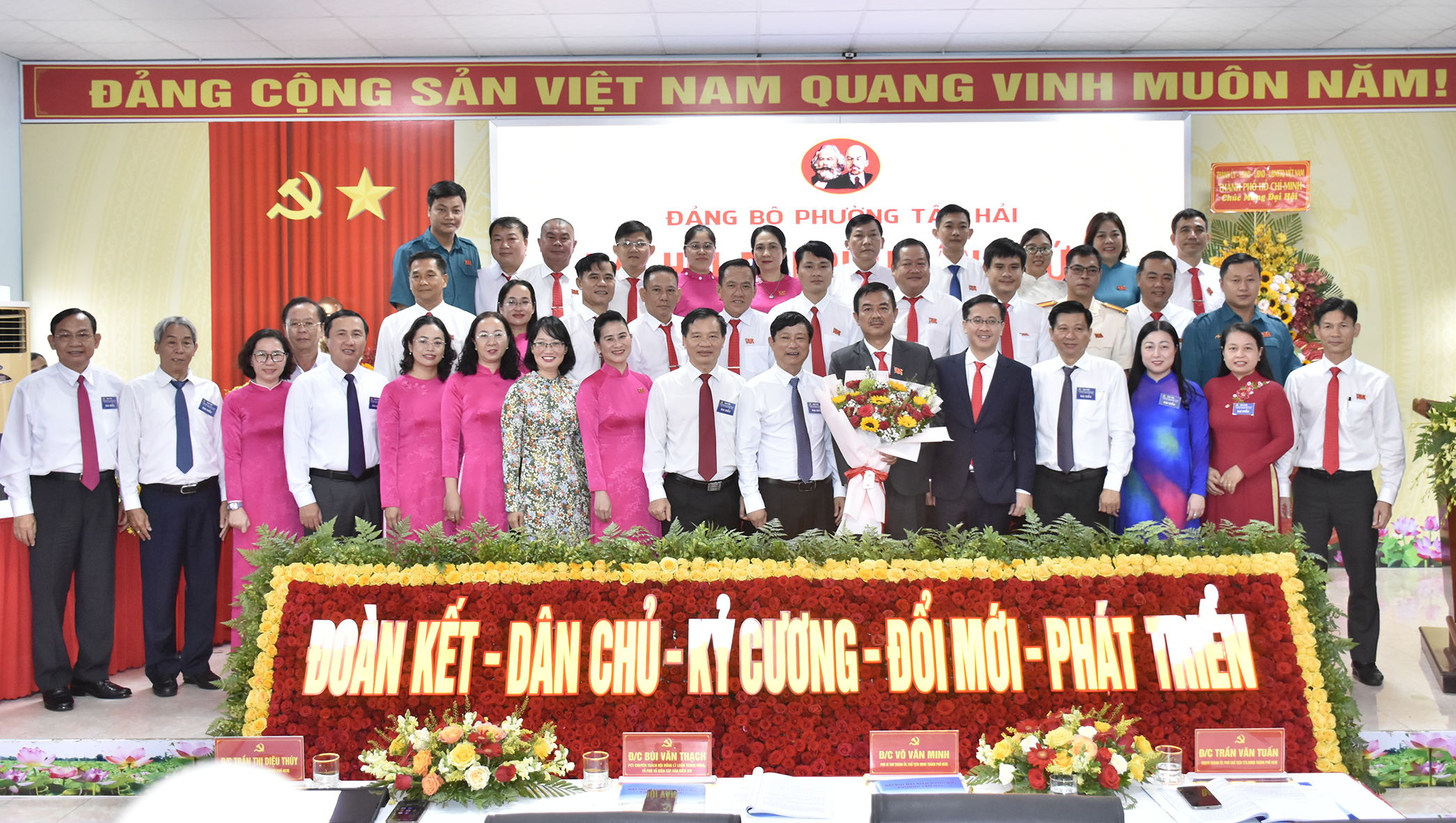 Ban chấp hành Đảng bộ phường Tân Hải nhiệm kỳ 2025-2030 chụp ảnh lưu niệm cùng lãnh đạo Thành ủy, UBND TP.Hồ Chí Minh và các đại biểu khách mời.