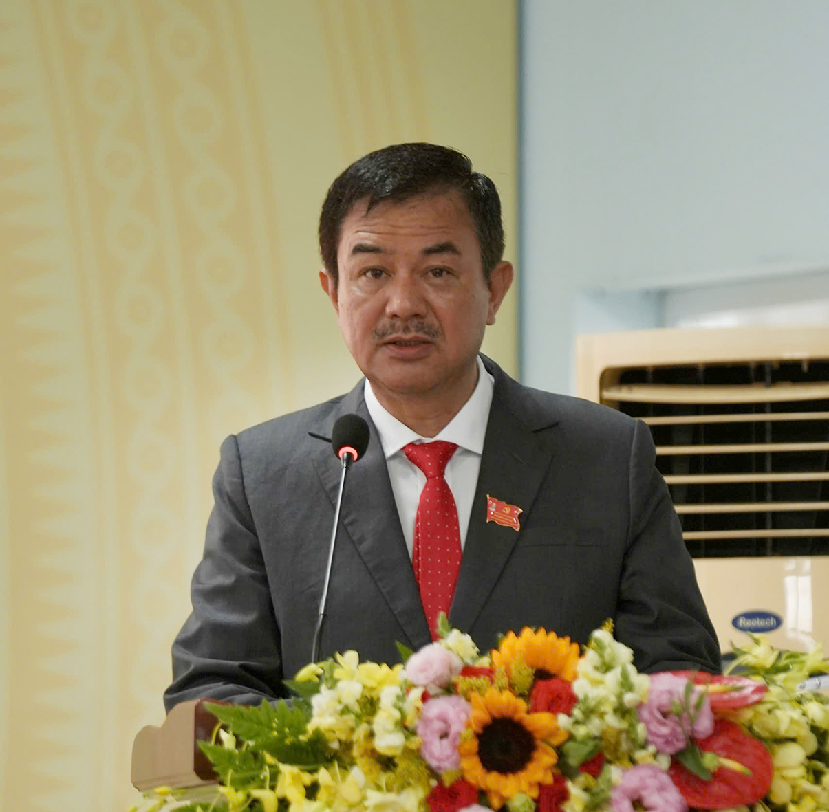 Ông Trịnh Hàng, Bí thư Đảng ủy phường Tân Hải phát biểu khai mạc Đại hội.