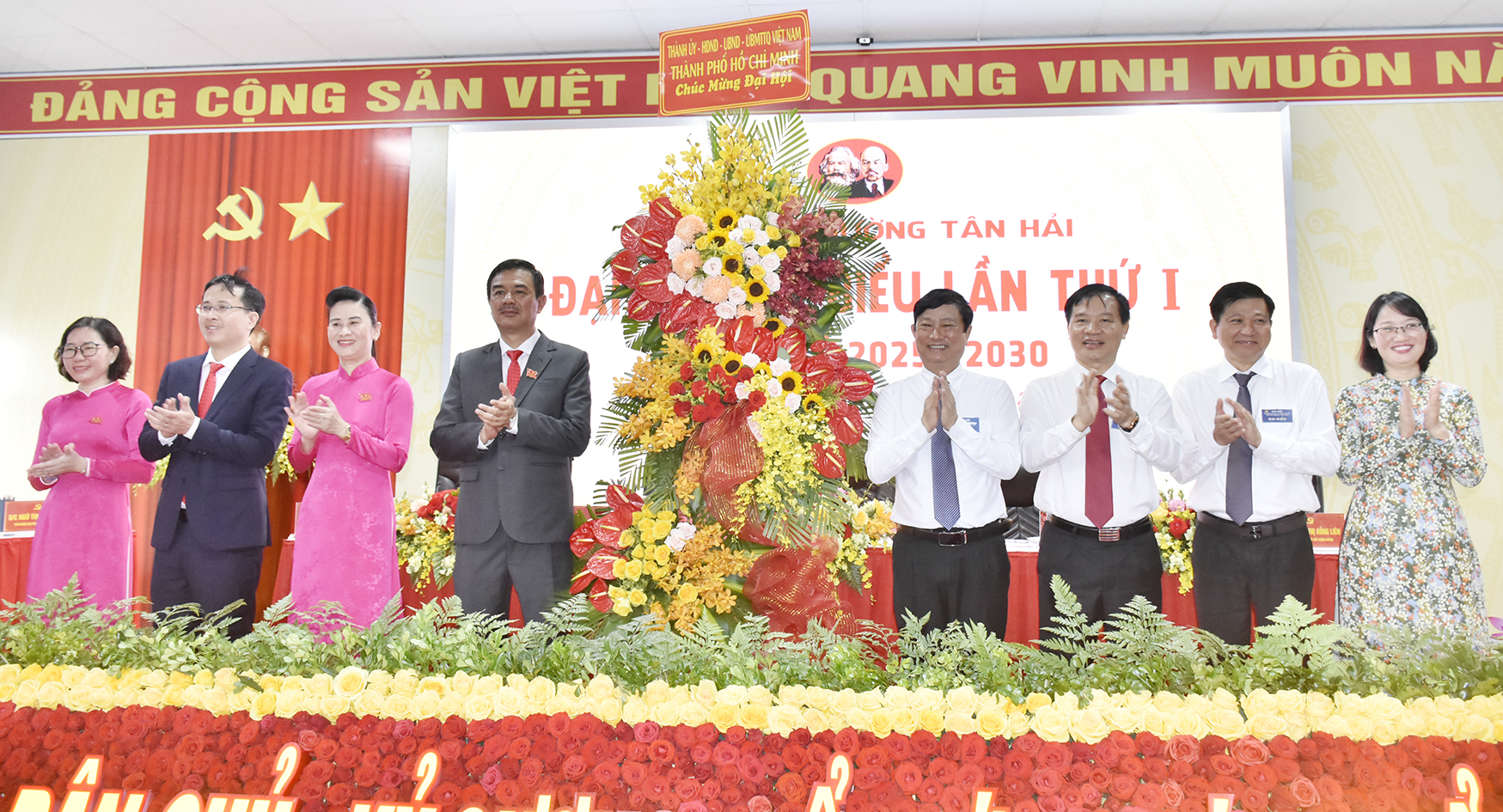 Lãnh đạo TP.Hồ Chí Minh tặng hoa chúc mừng Đại hội. 