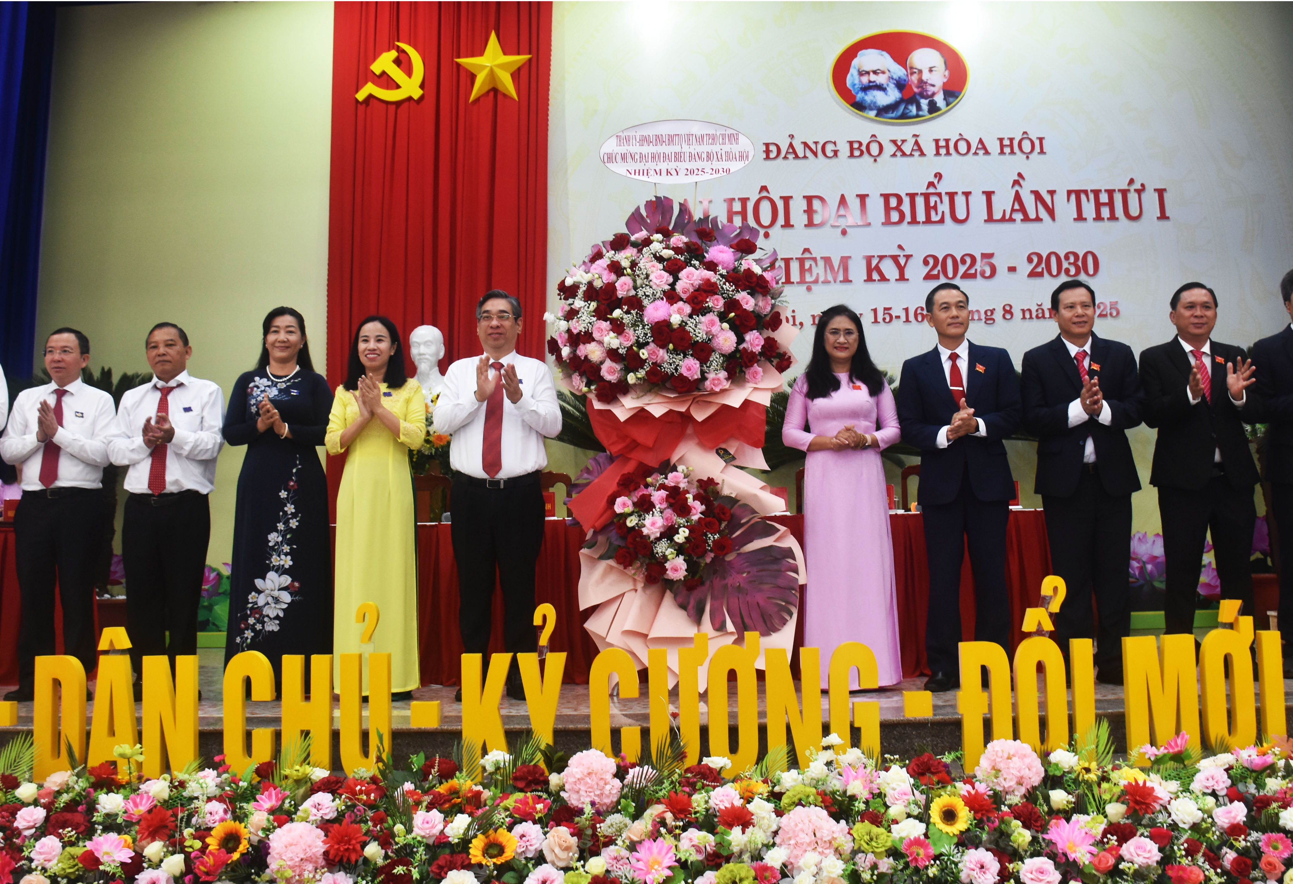 Ông Nguyễn Phước Lộc, Phó Bí thư Thành ủy, Chủ tịch UBMTTQ Việt Nam Thành phố tặng hoa chức mừng Đại hội.