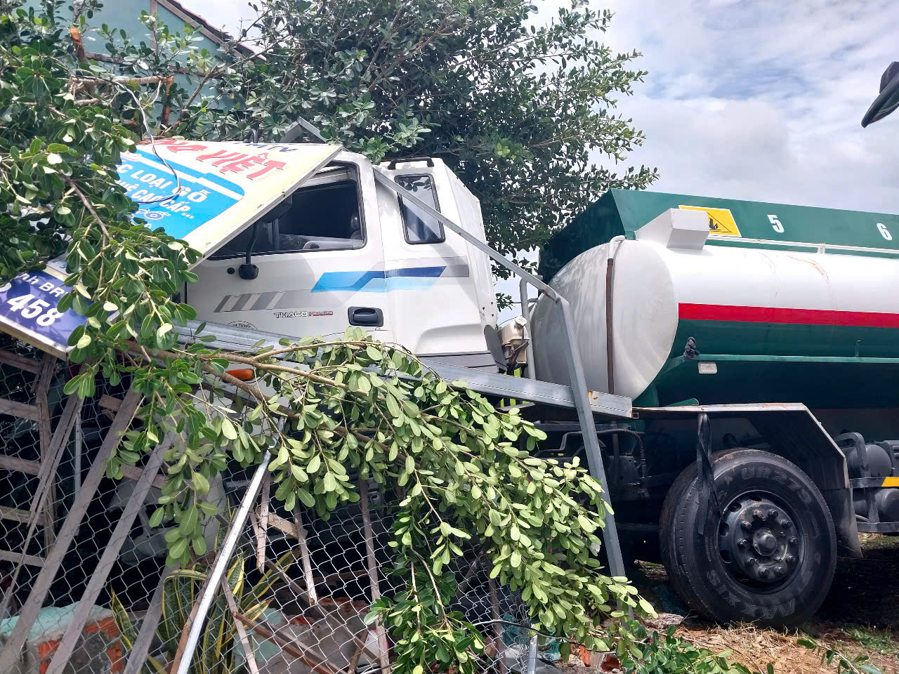 Sau khi tông gãy một trụ điện xe bồn lao vào xưởng cưa gần đó. 