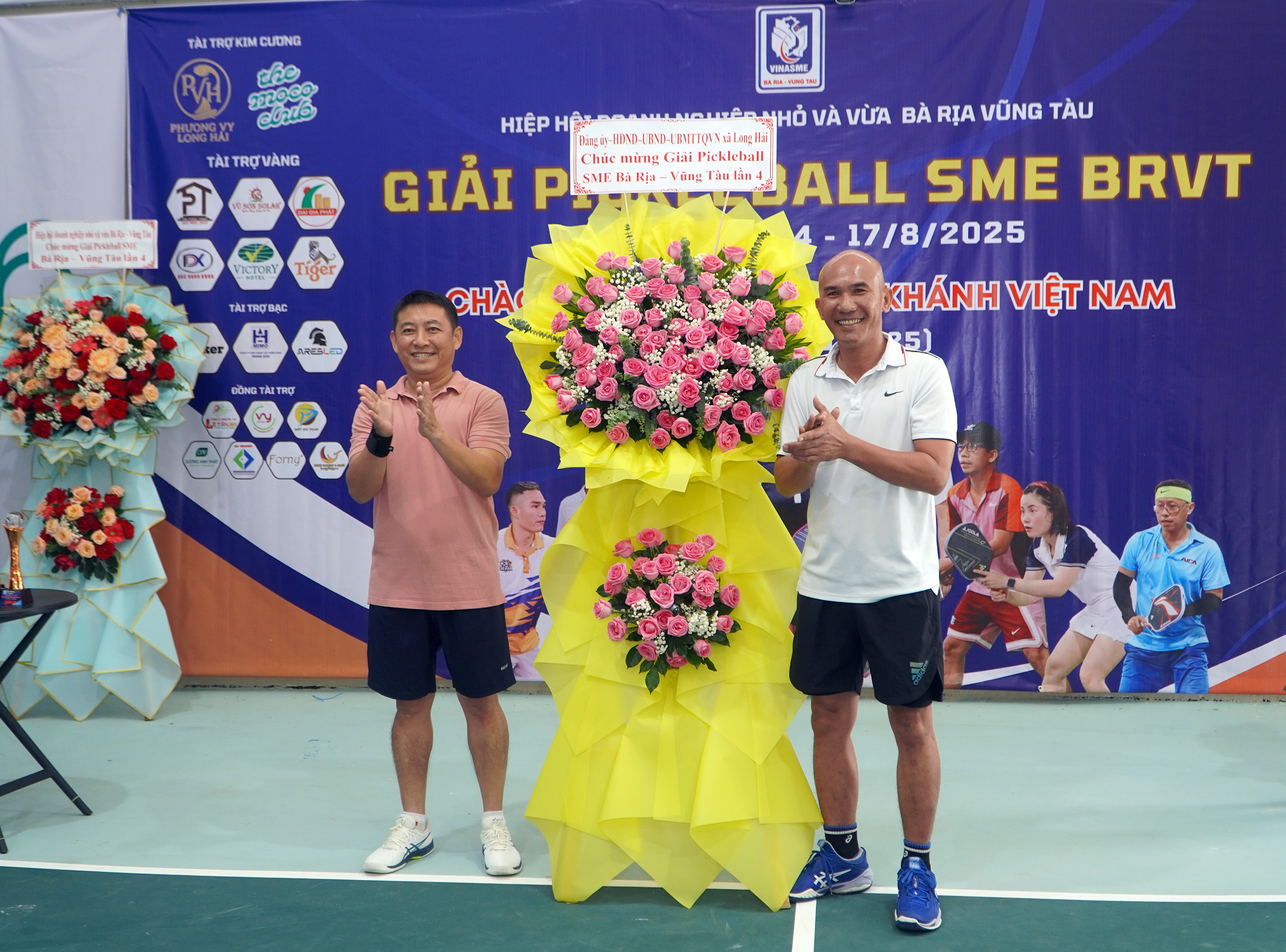 Ông Huỳnh Sơn Tuấn, Bí thư Đảng ủy, Chủ tịch HĐND xã Long Hải tặng hoa chúc mừng giải.