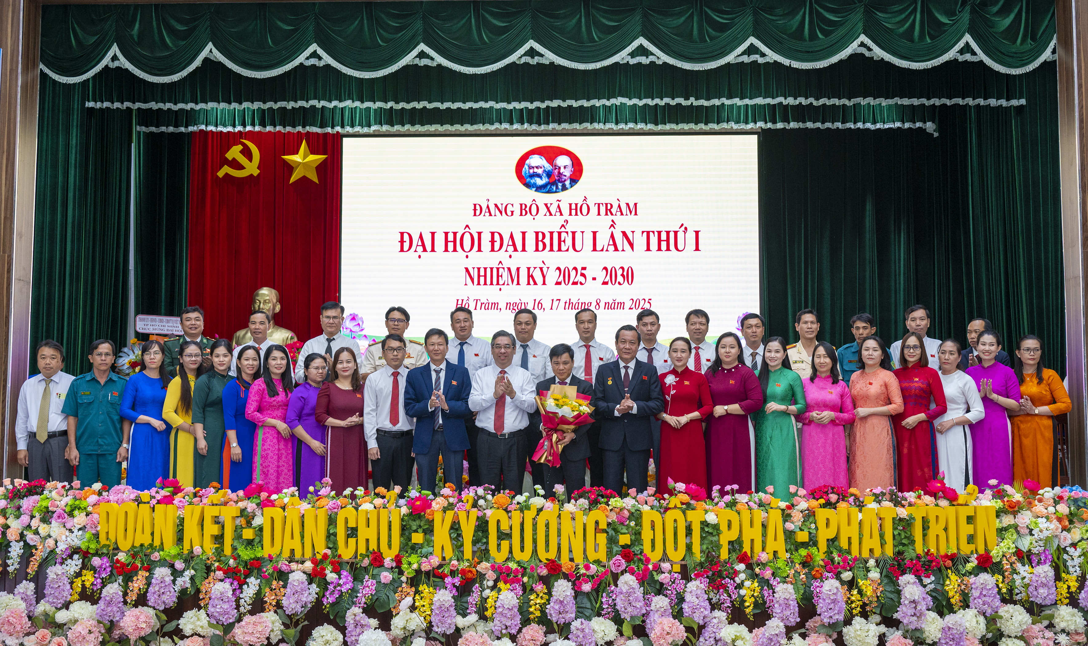 Đồng chí Nguyễn Phước Lộc, Phó Bí thư Thành ủy, Chủ tịch Ủy ban Mặt trận Tổ quốc Việt Nam TPHCM tặng hoa chúc mừng Ban Chấp hành Đảng bộ xã Hồ Tràm, nhiệm kỳ 2025-2030.