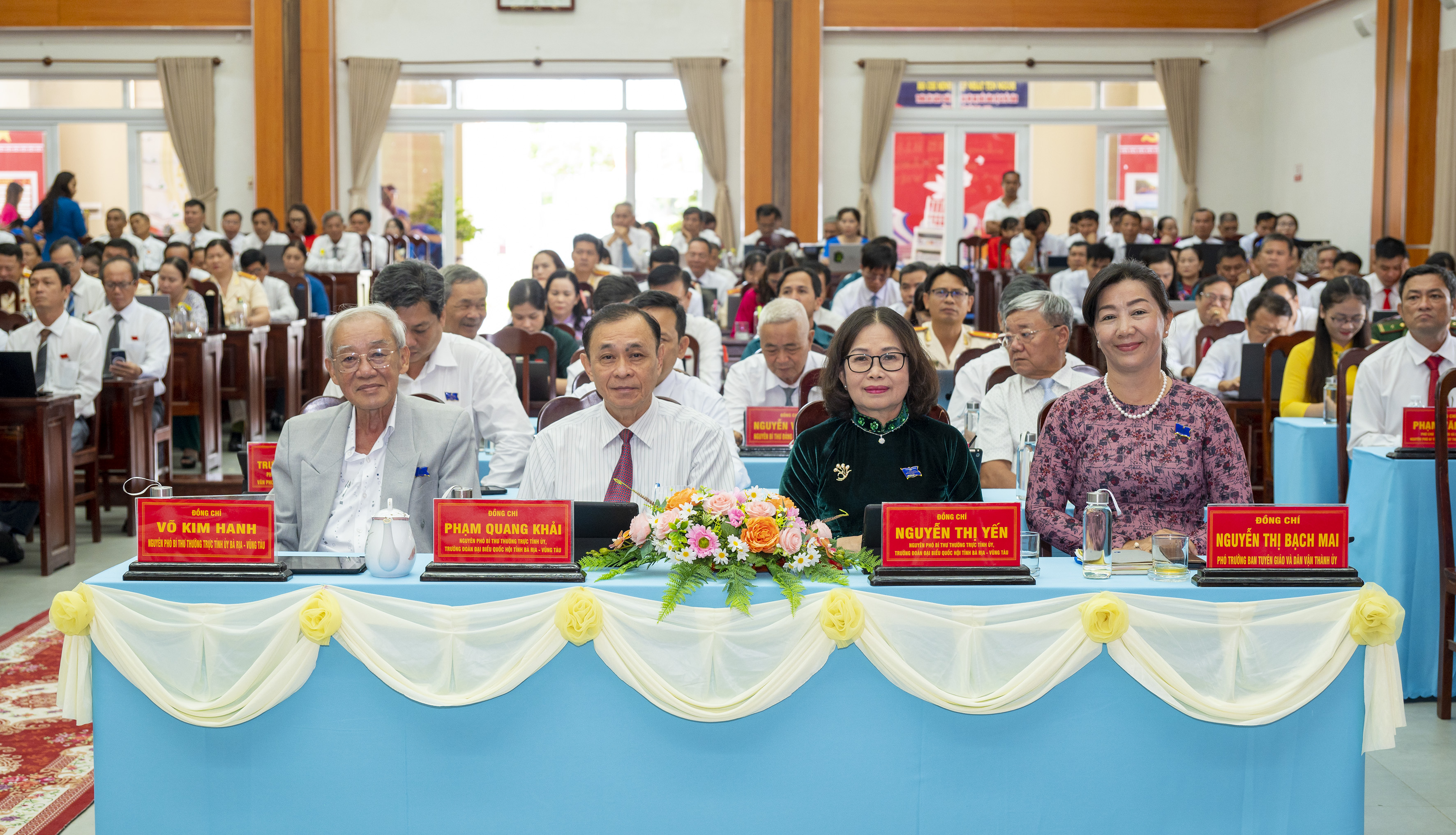 Bà Nguyễn Thị Yến, nguyên Phó Bí thư Thường trực Tỉnh ủy, Trưởng Đoàn Đại biểu Quốc hội tỉnh Bà Rịa - Vũng Tàu - cũ, cùng các đại biểu tham dự đại hội