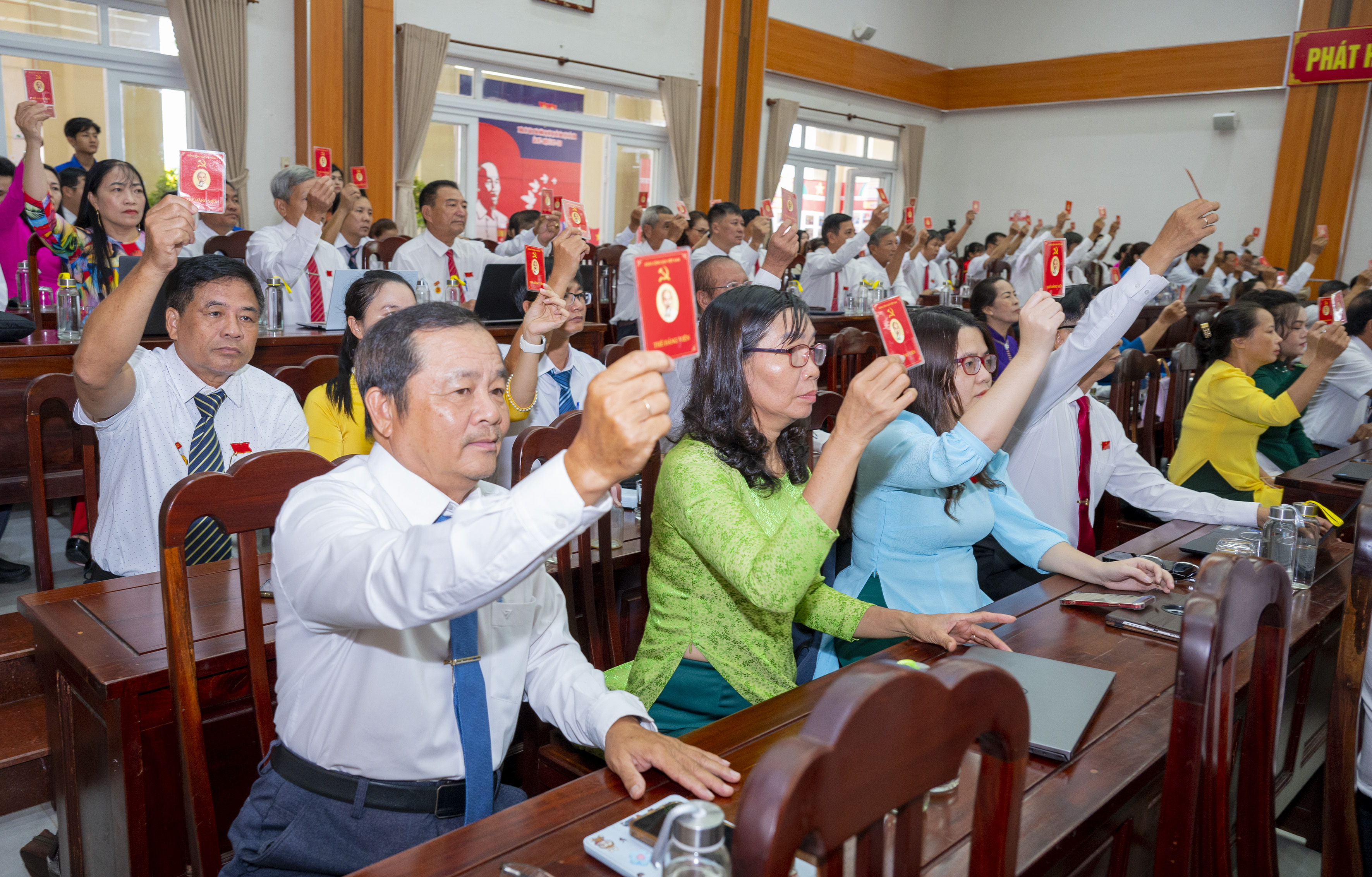 Đại biểu biểu quyết thông qua Nghị quyết Đại hội Đảng bộ xã Hồ Tràm lần thứ I, nhiệm kỳ 2025 - 2030.