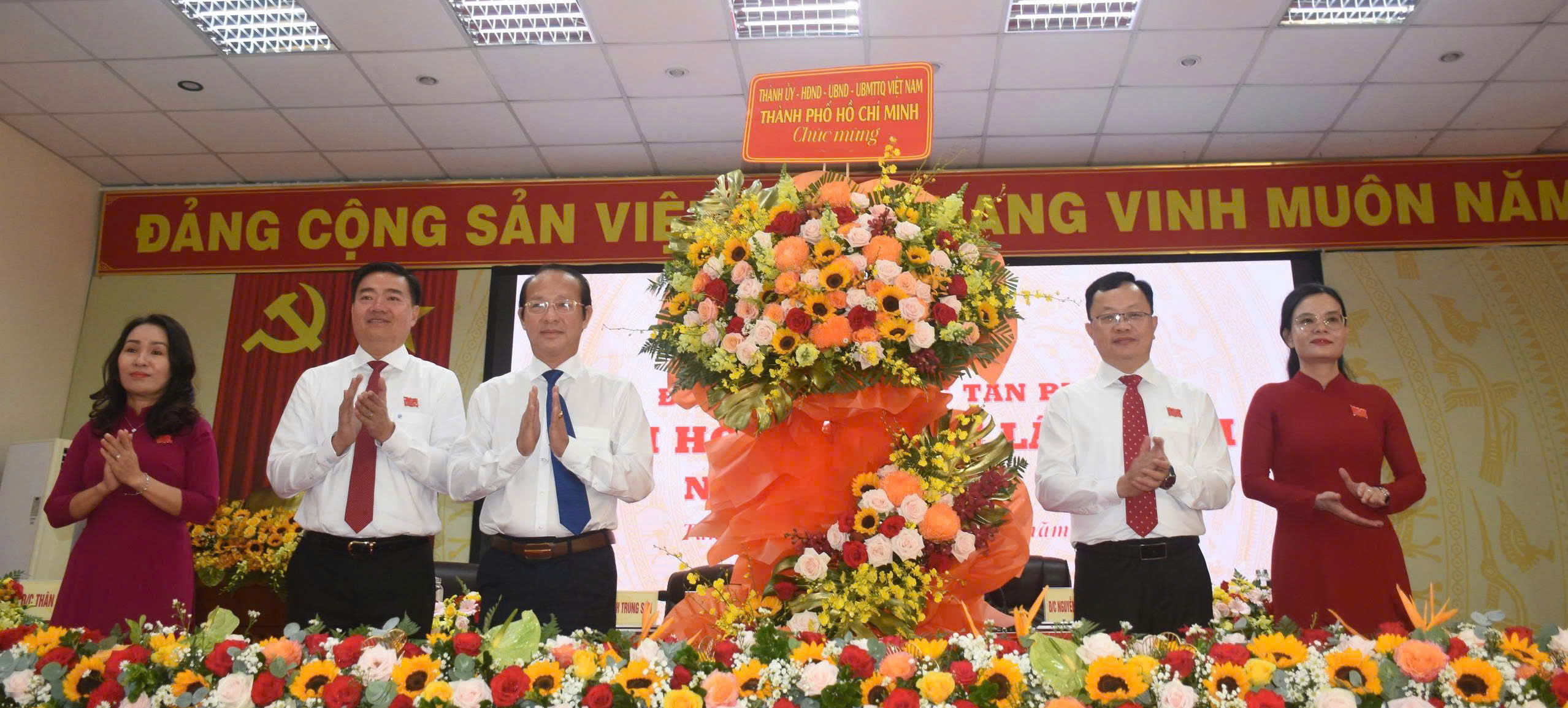 Lãnh đạo TPHCM tặng hoa chúc mừng Đại hội