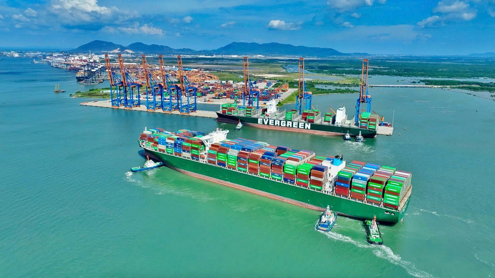 Cái Mép - Thị Vải có thể đón được những siêu tàu container