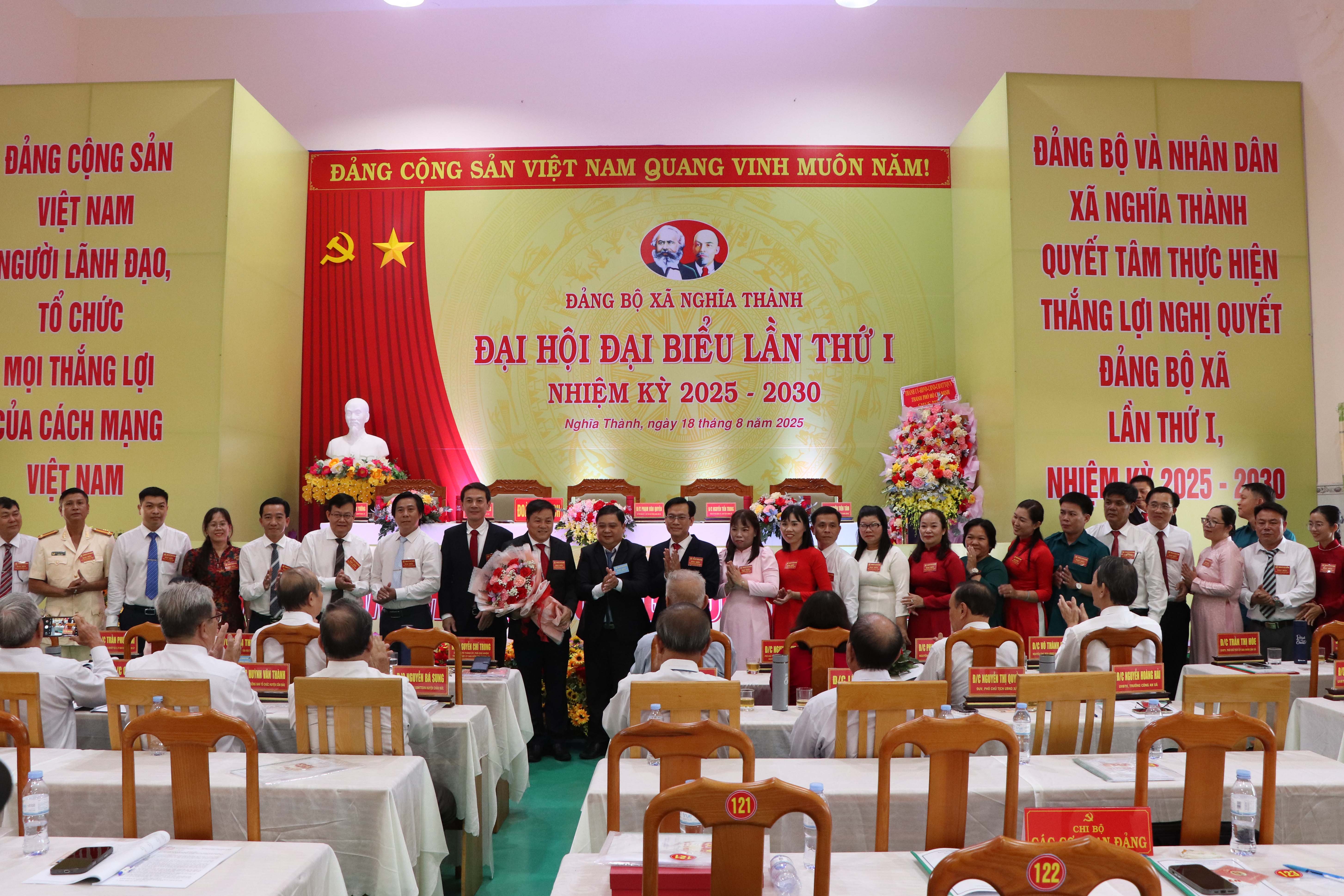 Ban Chấp hành Đảng bộ xã Nghĩa Thành, nhiệm kỳ 2025-2030 ra mắt tại đại hội