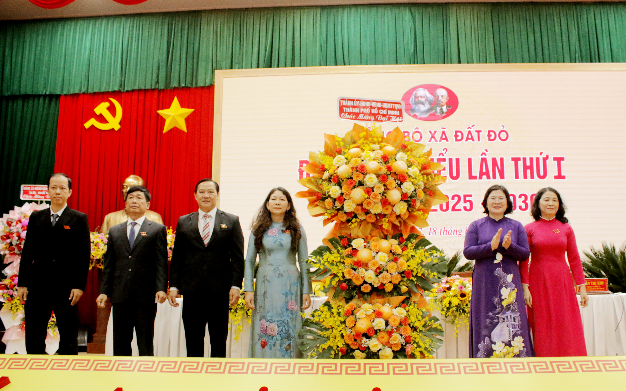 Lãnh đạo TPHCM tặng hoa chúc mừng Đại hội.