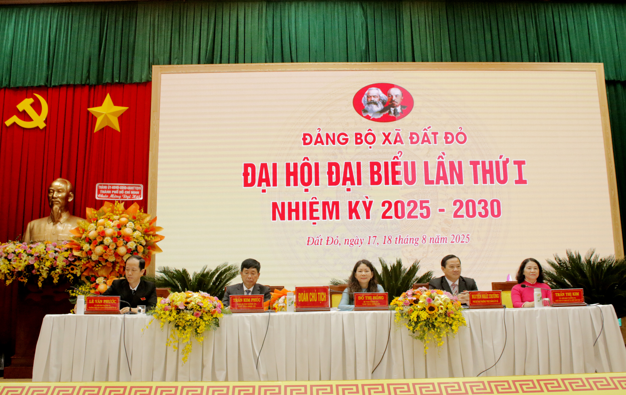 Đoàn Chủ tịch điều hành Đại hội.
