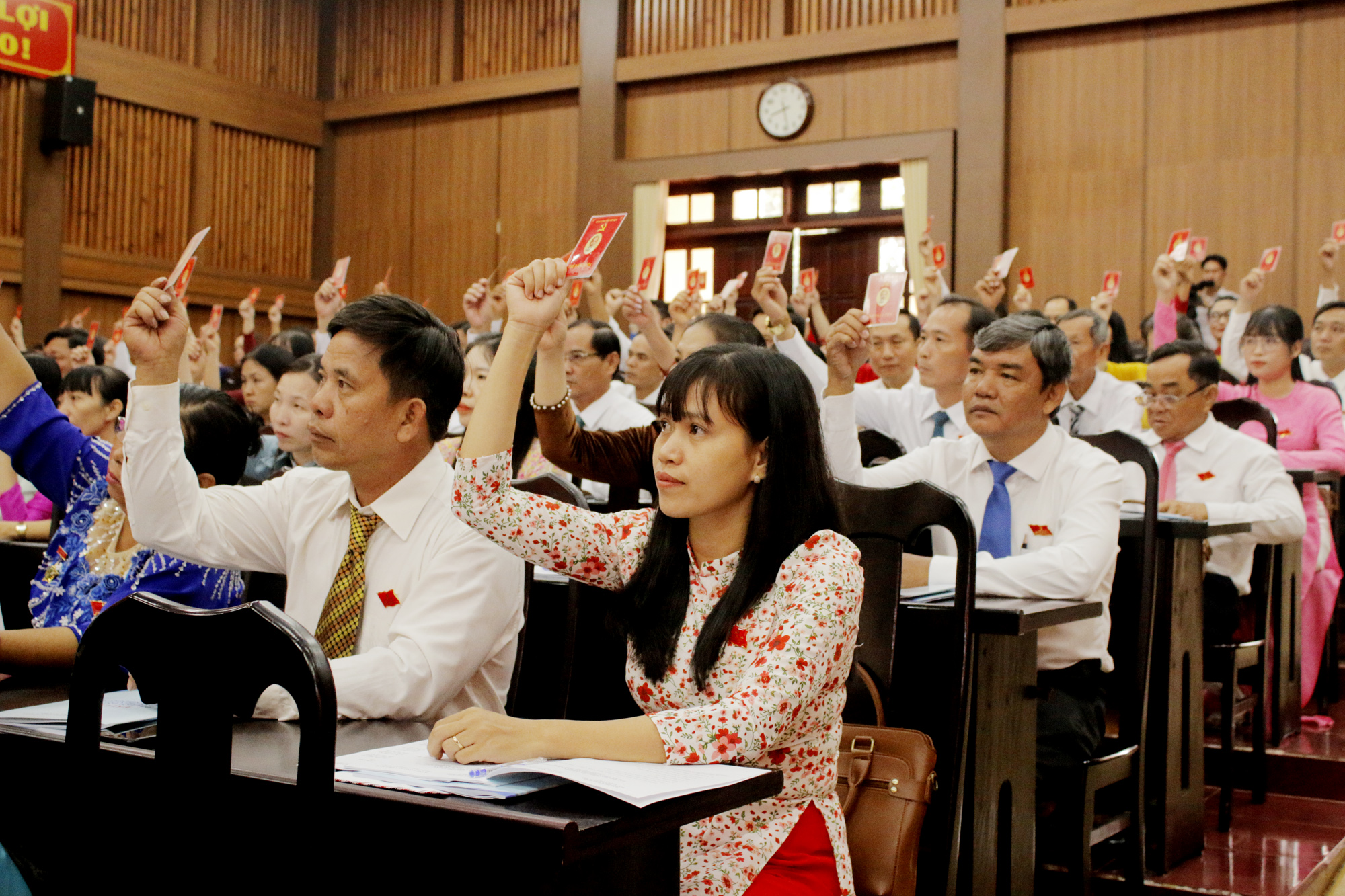 Các đại biểu biểu quyết thông qua Nghị Quyết Đại hội.