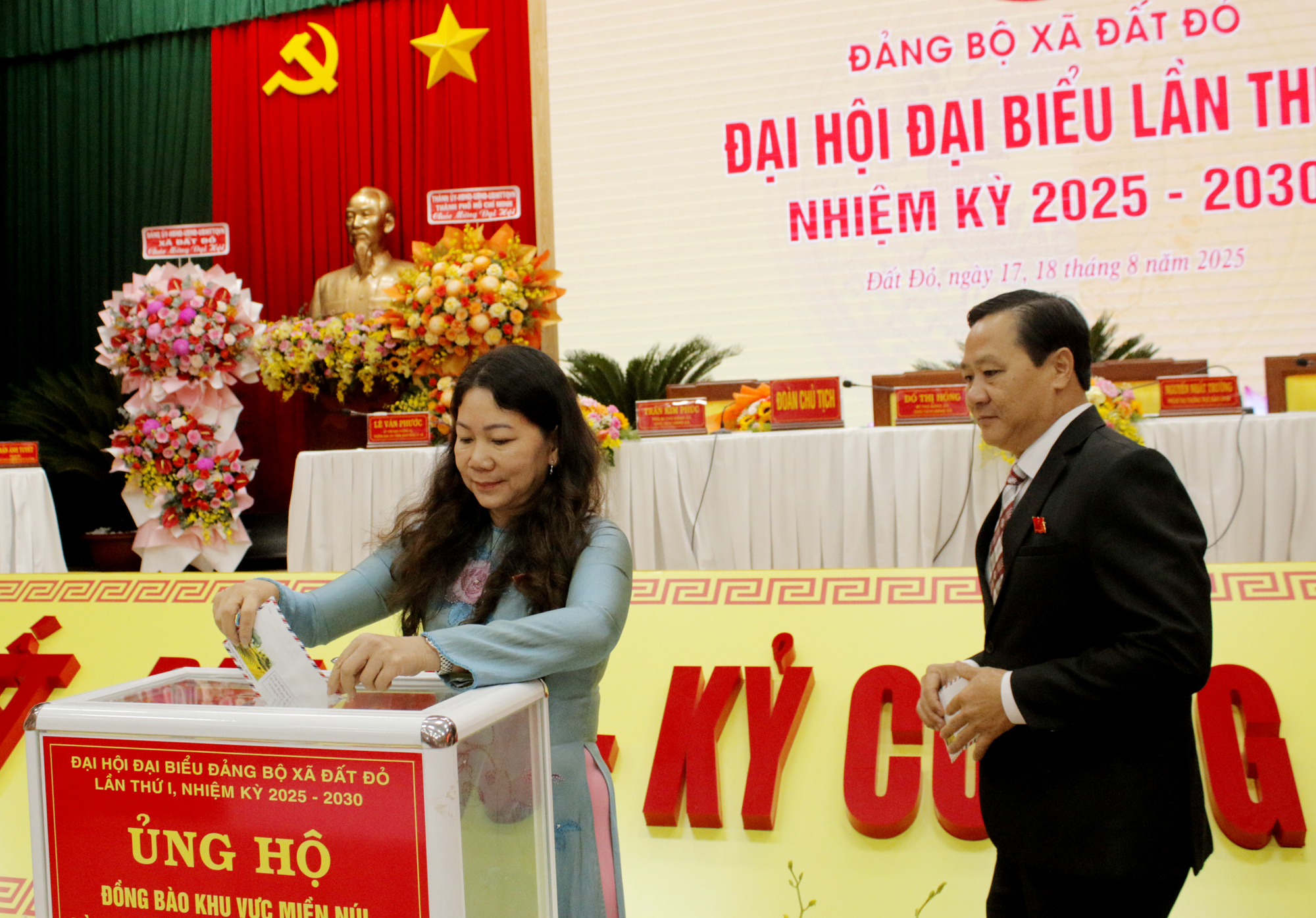 Các đại biểu ủng hộ đồng bào thuộc khu vực miền núi và trung du Bắc Bộ, Bắc Trung Bộ khắc phục hậu quả do lũ quét, sạt lở đất, ngập lụt.