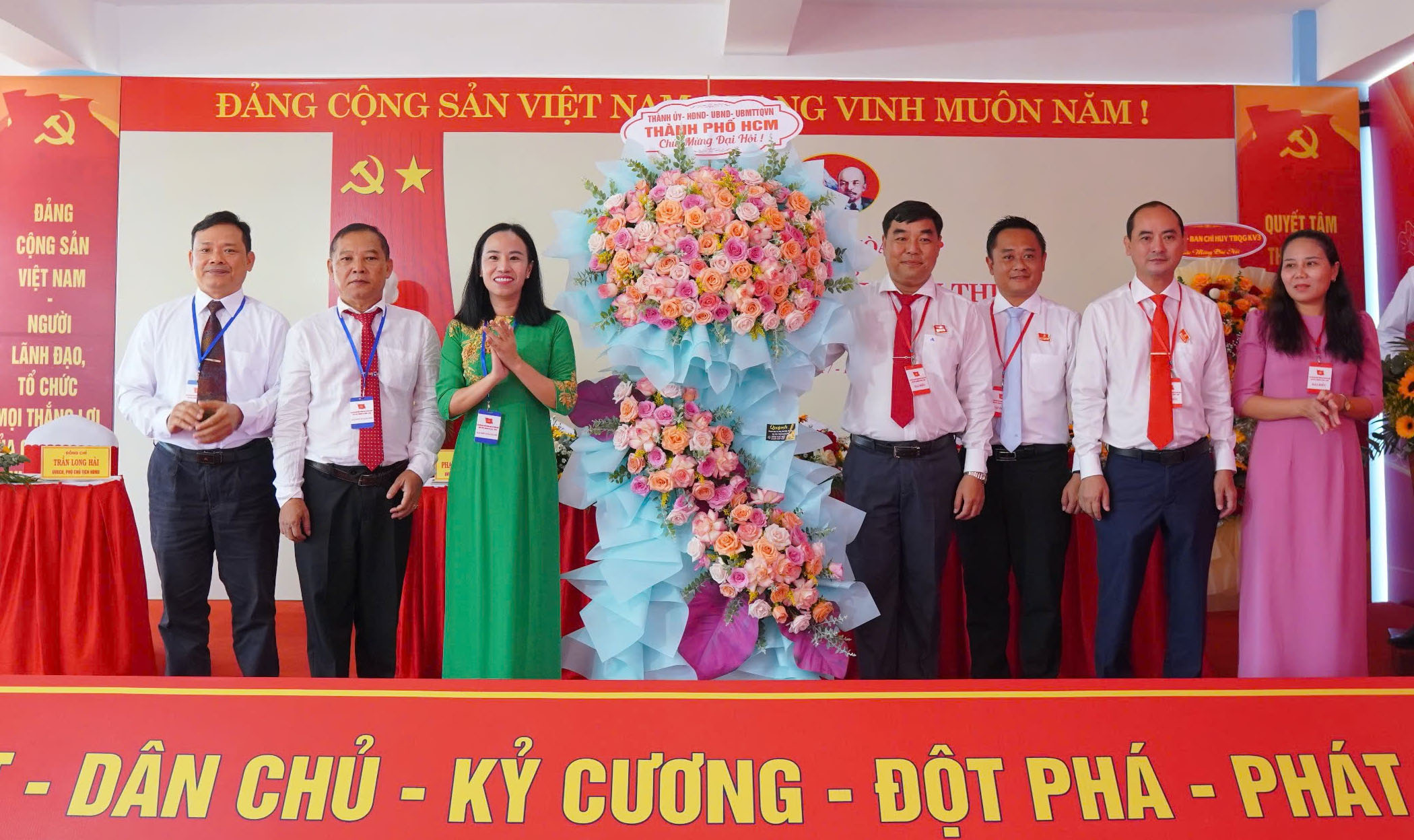 Bà Võ Ngọc Thanh Trúc, Phó Chủ tịch UBMTTQ Việt Nam TPHCM dự và chỉ đạo Đại hội. 