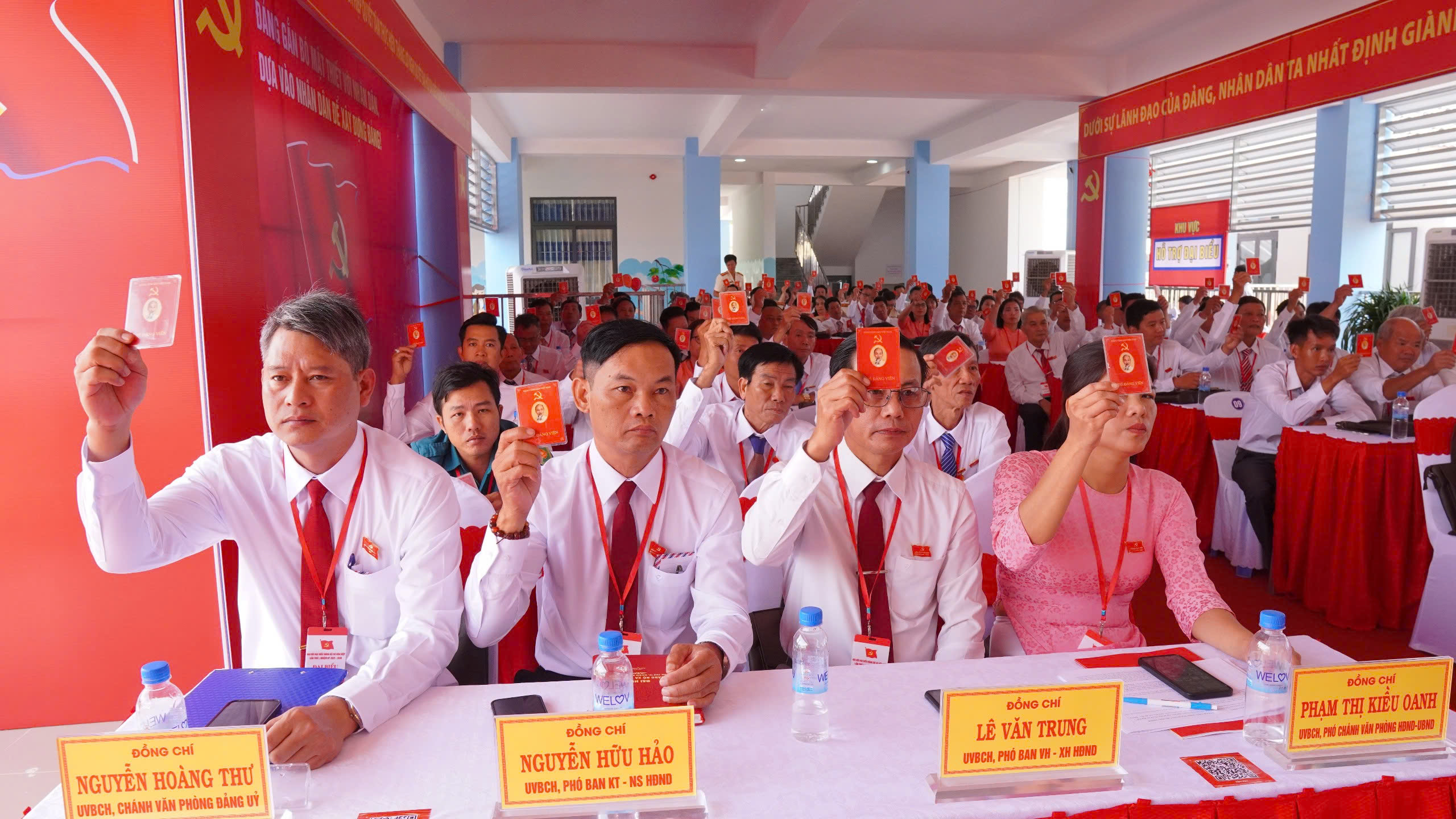 Các đại biểu biểu quyết tại Đại hội. 